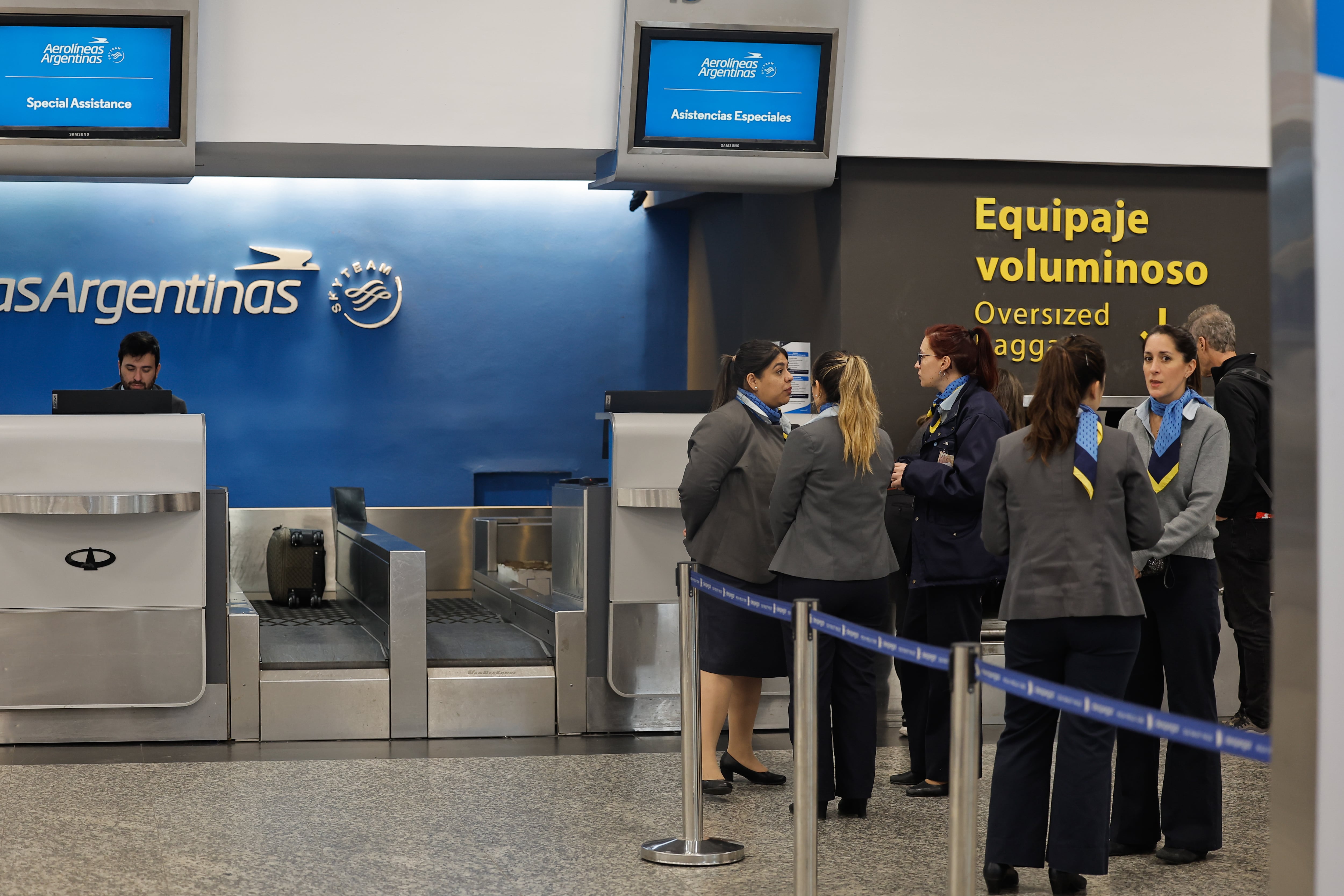 Trabajadores de aerolíneas argentinas hablan entre ellos el jueves 30 de agosto de 2024, en el aeroparque de la Ciudad de Buenos Aires (Argentina).EFE/ Juan Ignacio Roncoroni 