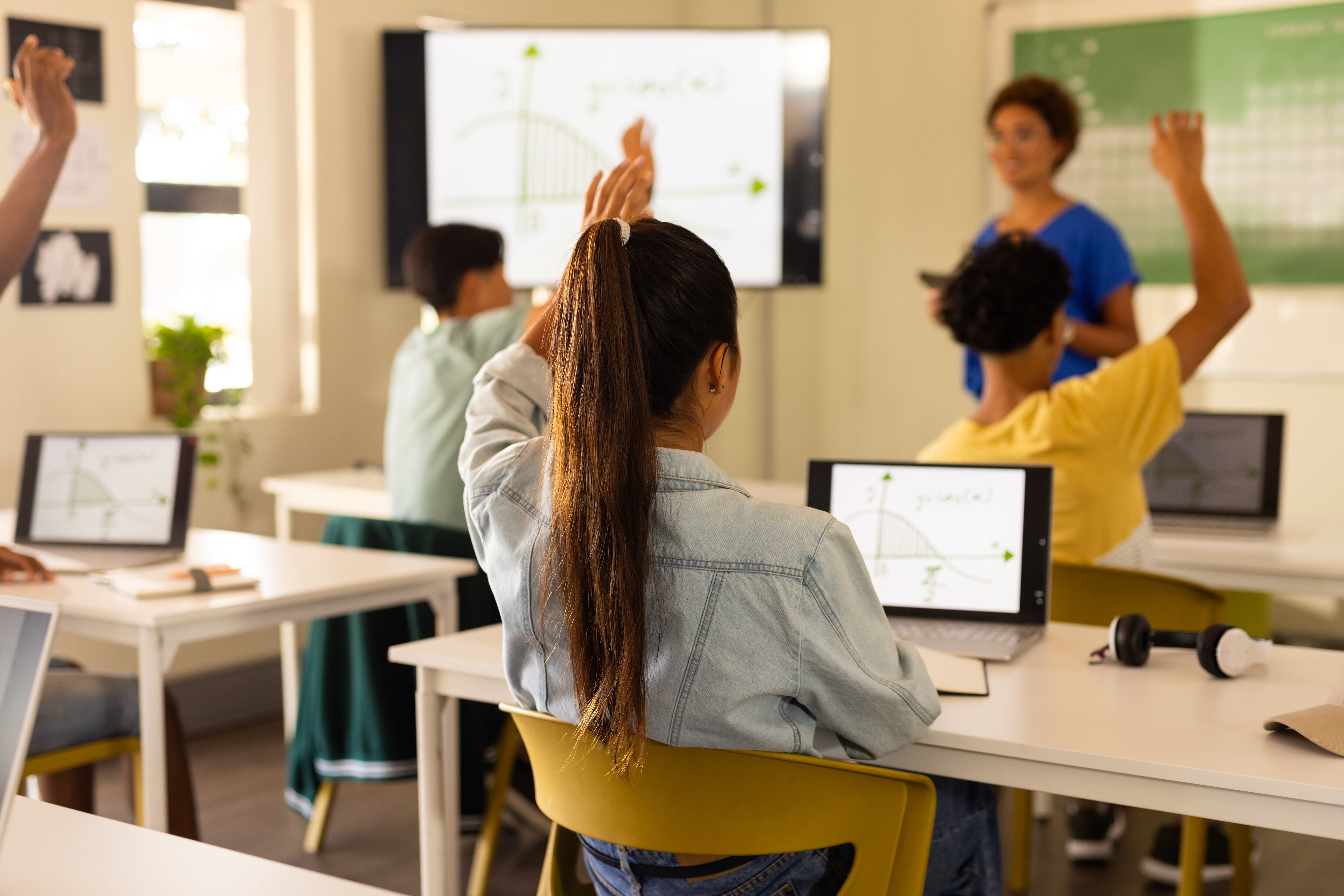 Escuela secundaria con estudiantes y pantalla táctil