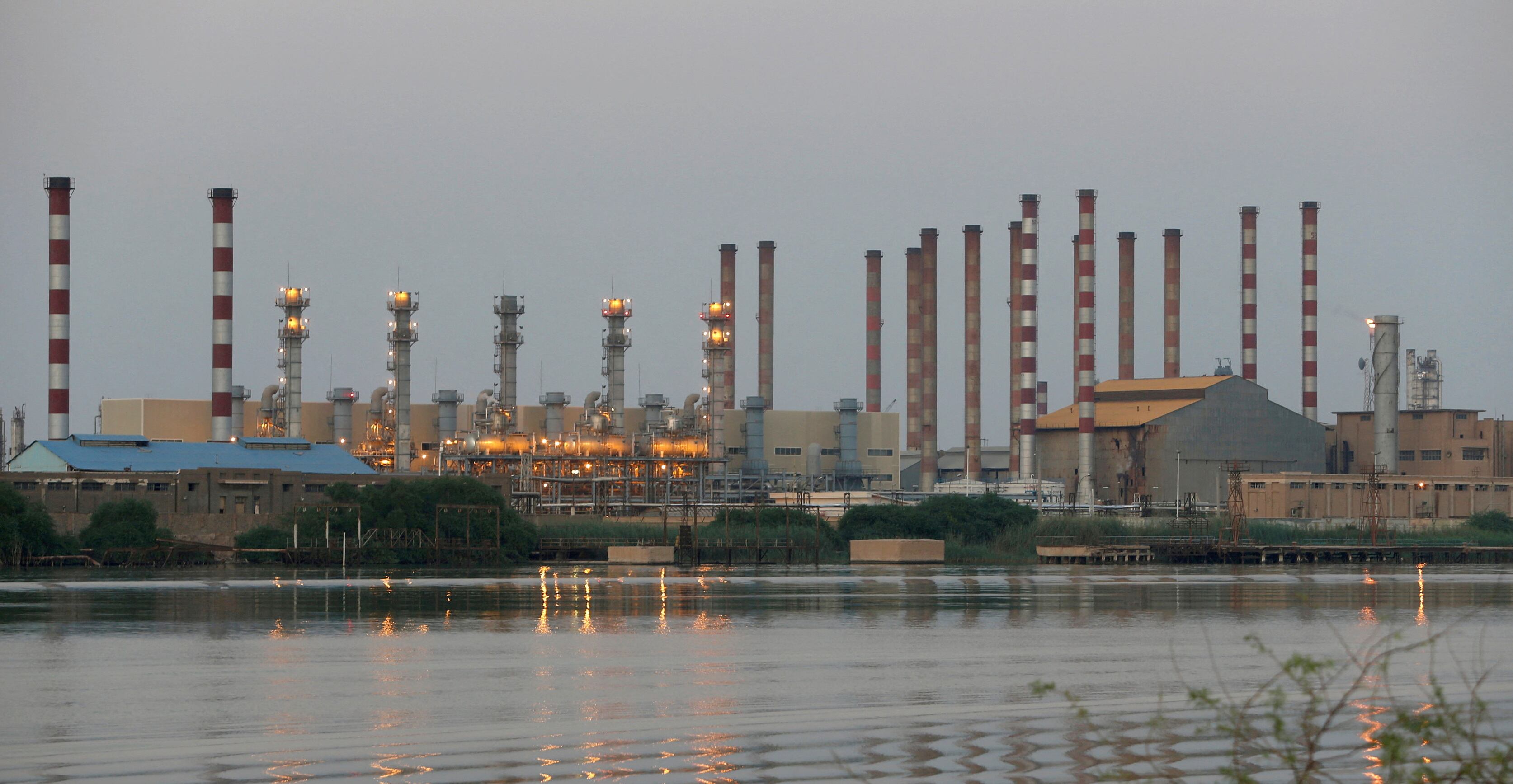 Refinería de petróleo de Abadán, en el suroeste de Irán (REUTERS/Essam Al-Sudani)