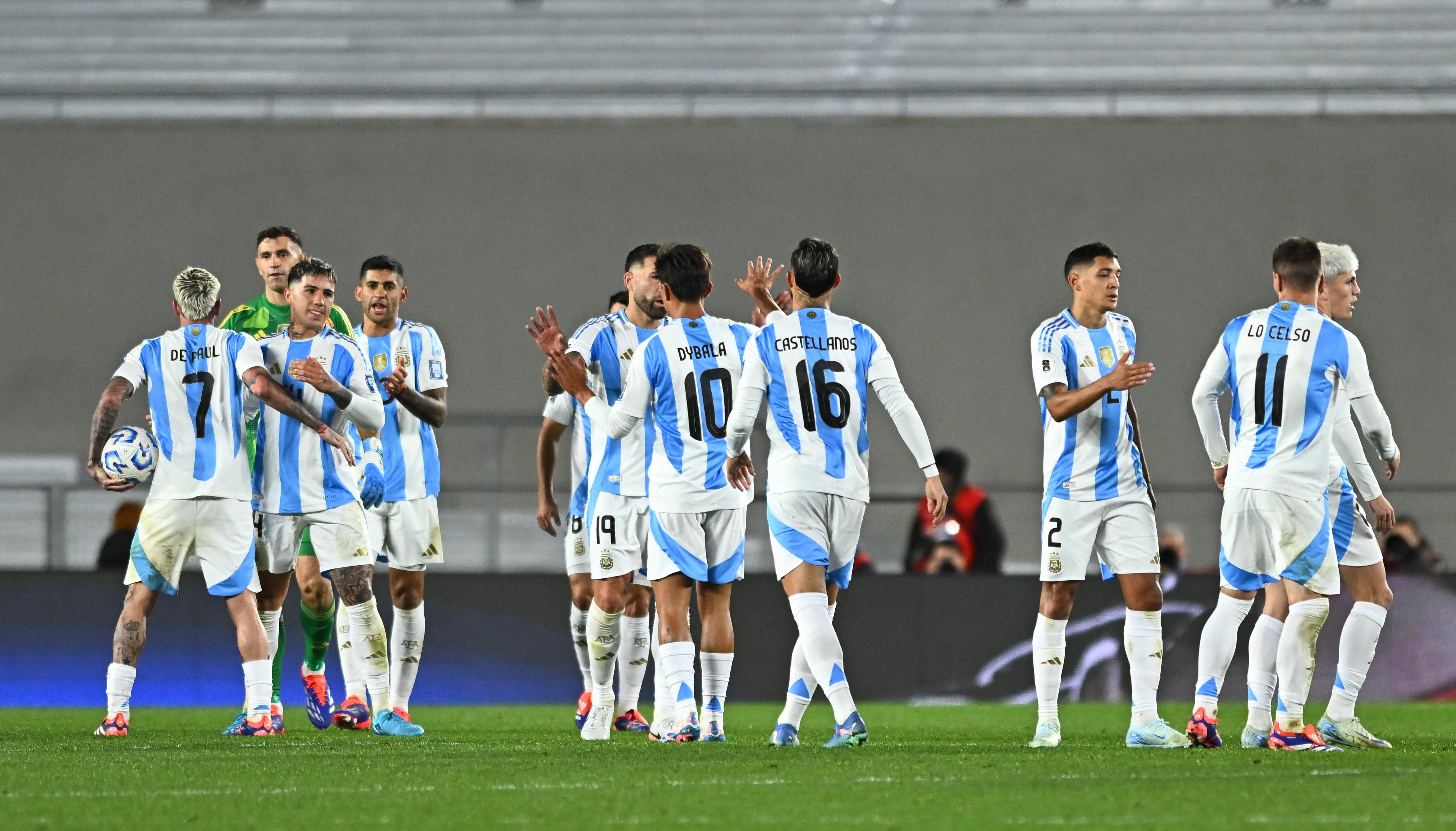 Argentina goleó a Chile y se mantiene en lo más alto de las Eliminatorias (REUTERS/Rodrigo Valle)