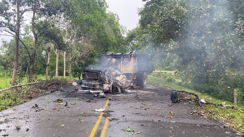 Una volqueta cargada de explosivos utilizada en un ataque atribuido a la guerrilla del ELN contra una base militar - crédito Ejército de Colombia/Reuters