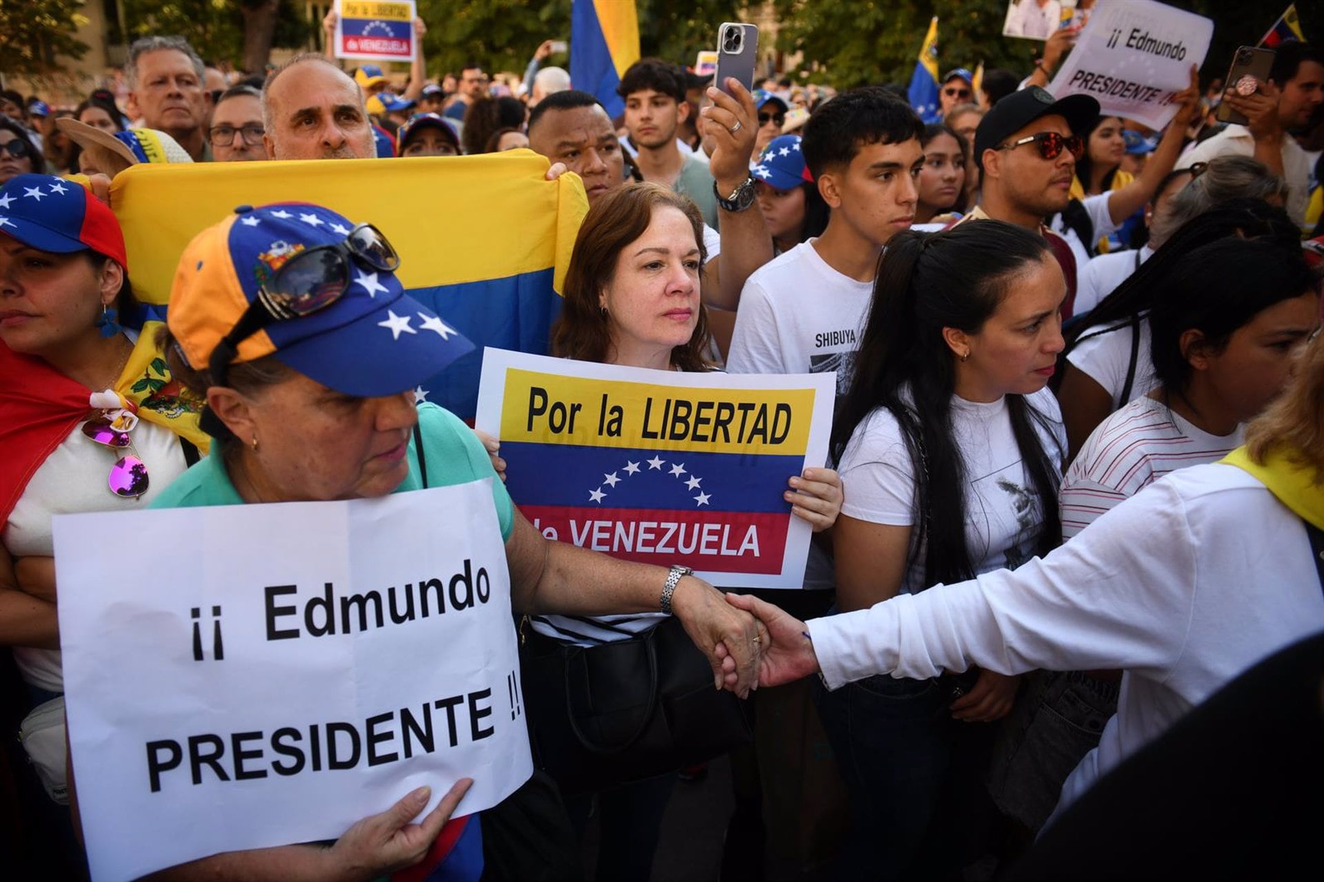 Manifestación frente al Congreso de los Diputados en Madrid para reivindicar a Edmundo González como presidente electo de Venezuela el 10 de septiembre de 2024 (Foto: Europa Press)