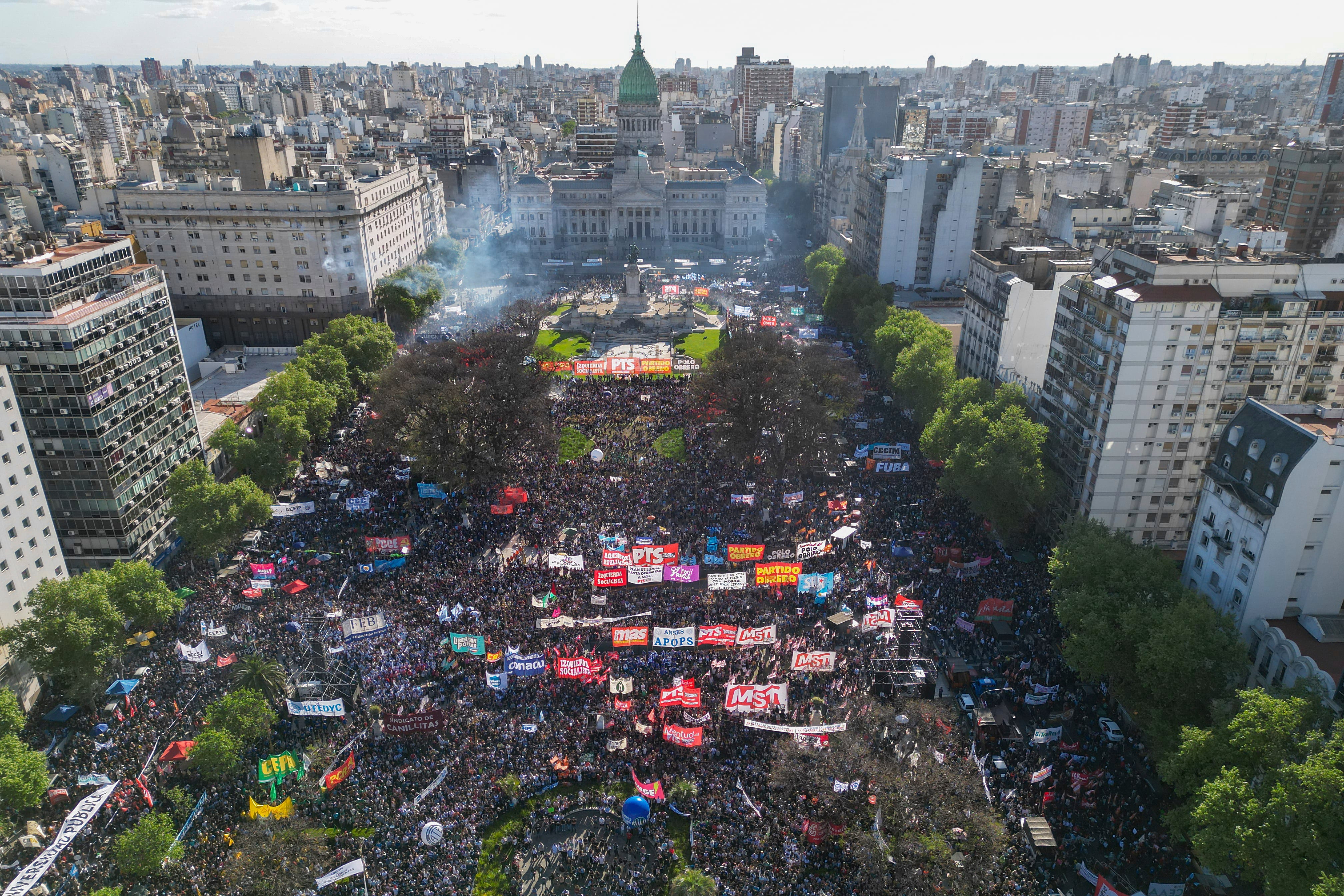 Una multitudinaria marcha de protesta para pedir más fondos para las universidades públicas en Buenos Aires, Argentina, el miércoles 2 de octubre de 2024. (AP Foto/Rodrigo Abd)