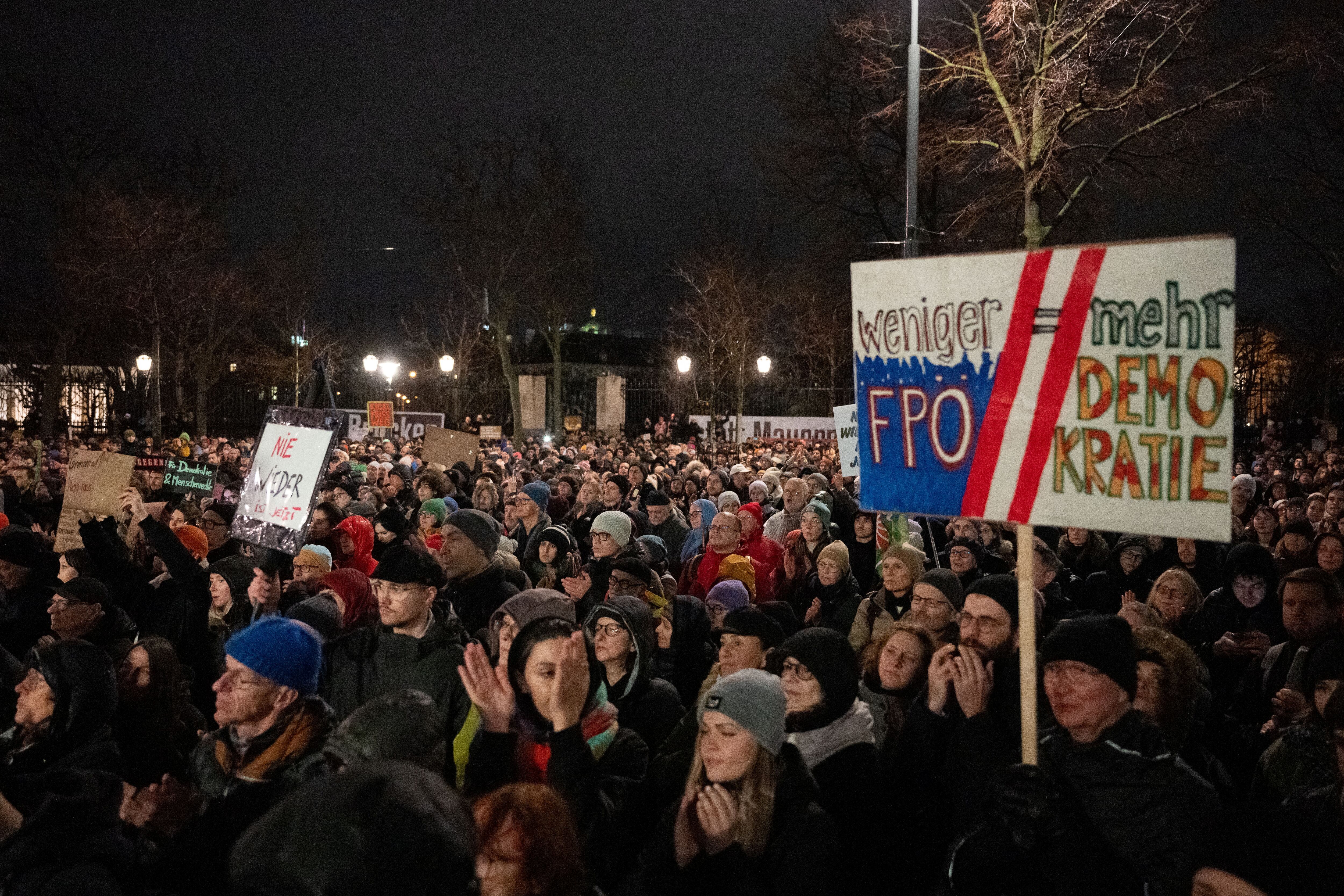 La gente se reúne frente al edificio del parlamento austriaco para protestar contra el extremismo de derecha y por la protección de la democracia, en Viena, Austria, el 26 de enero de 2024.(REUTERS/Elisabeth Mandl)