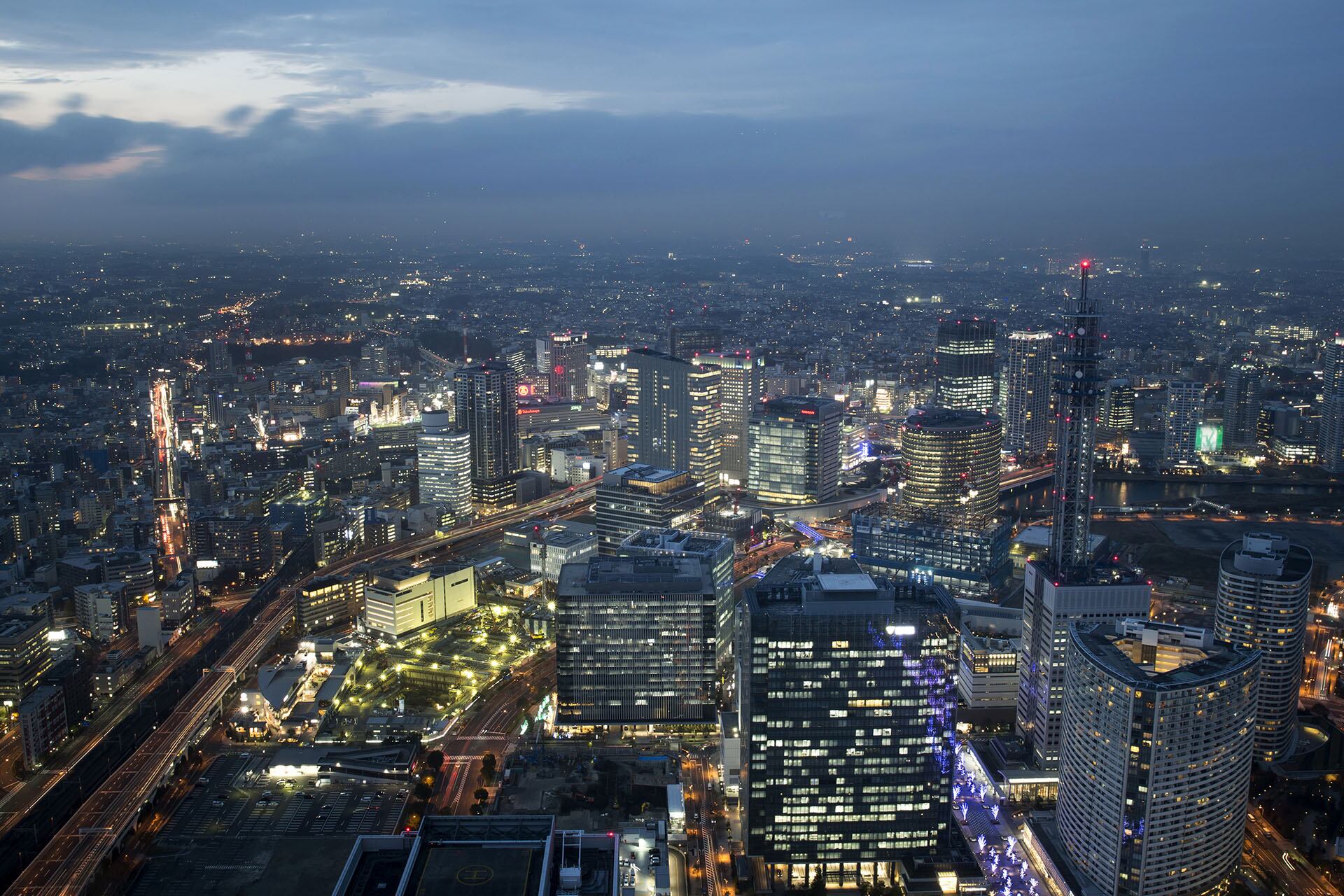 En Yokohama, una adolescente de 17 años se lanzó desde un centro comercial, matando a una peatona de 32 años (Bloomberg)