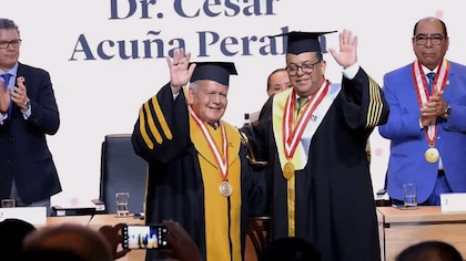César Acuña recibe Doctorado Honoris Causa de universidad de su exesposa y con presencia del ministro de Educación