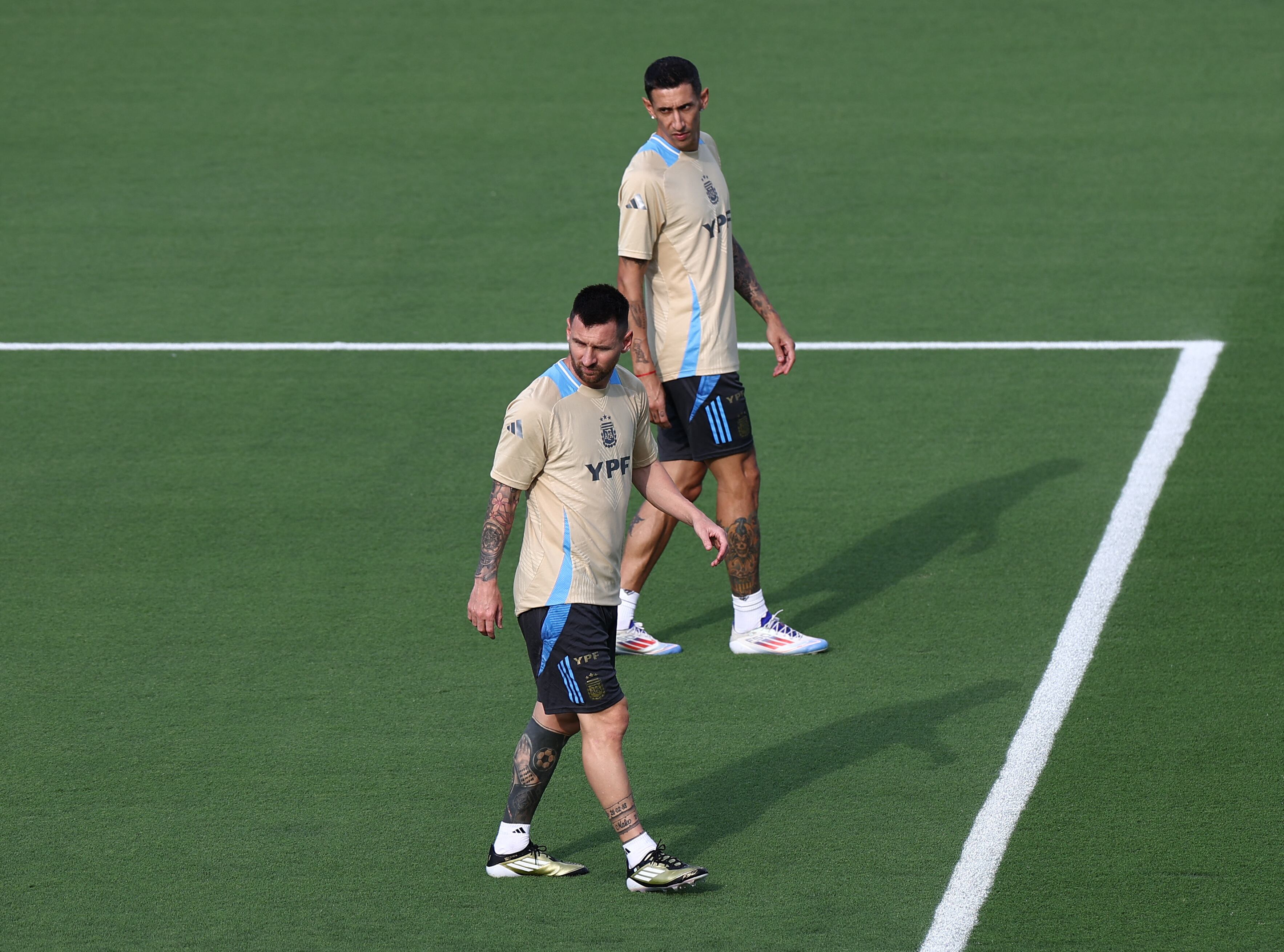 Lionel Messi y Ángel Di María en el entrenamiento de la Selección (REUTERS/Agustin Marcarian)