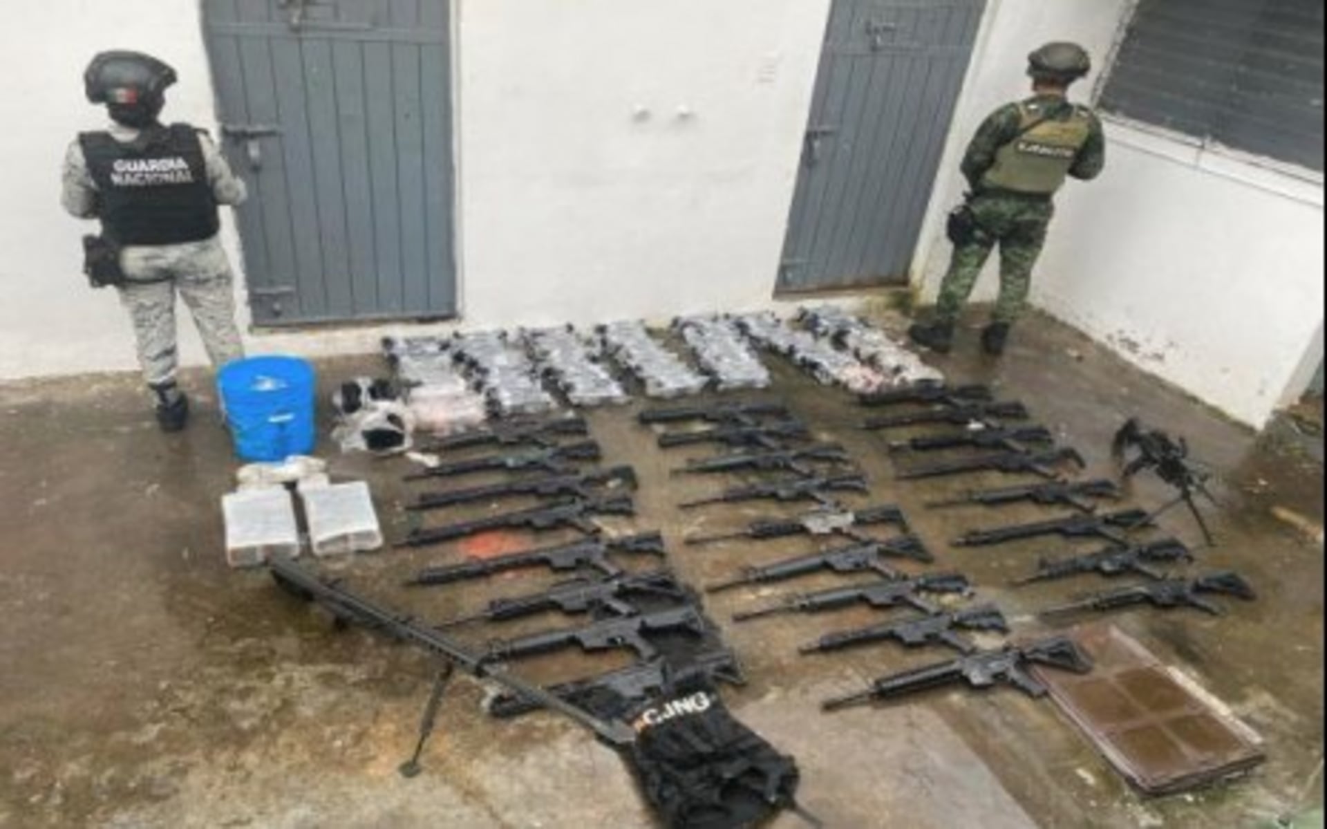 Ejército "arrebata" casi 30 armas largas y miles de cartuchos al CJNG en Michoacán