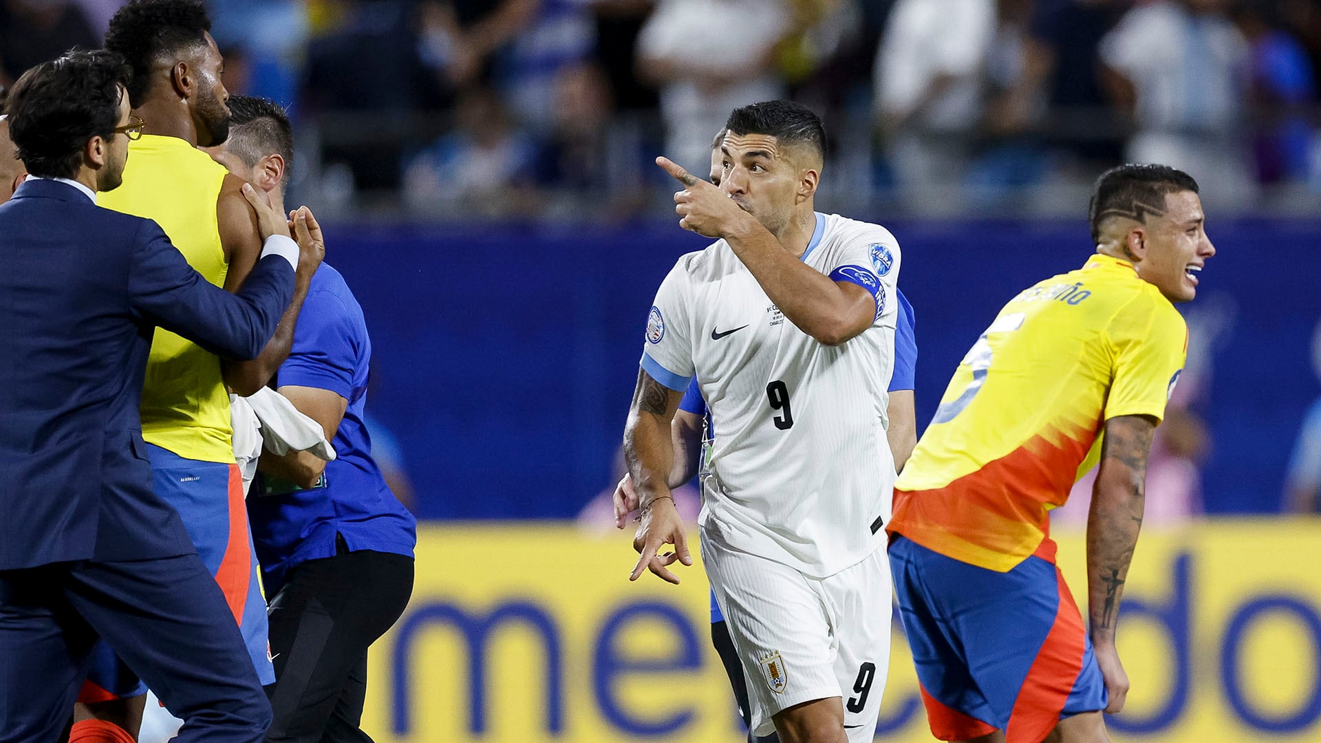 cruce entre Borja y Luis Suárez Uruguay vs Colombia