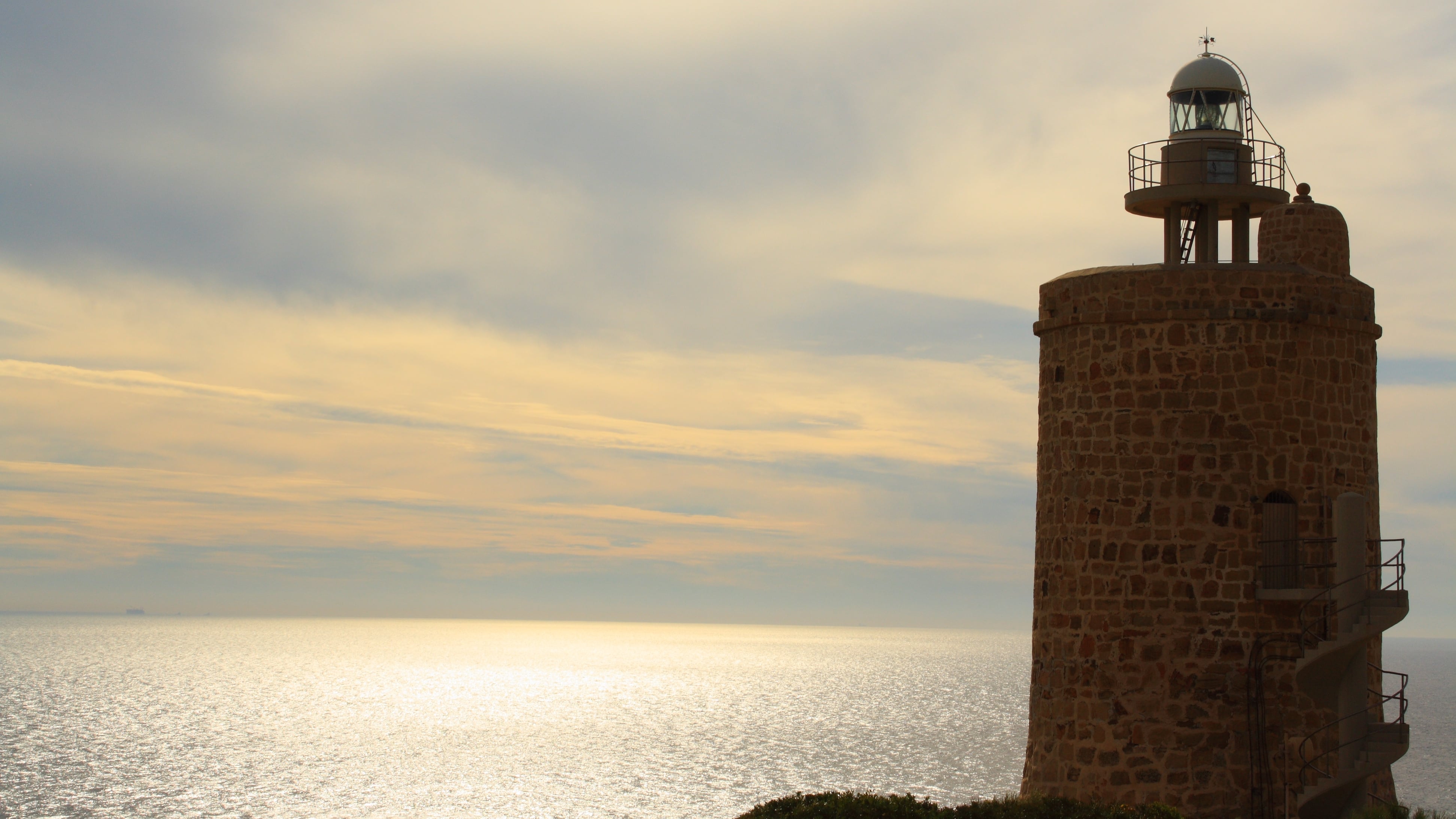 Faro de Punta Camarinal, Tarifa (Wikimedia Commons)