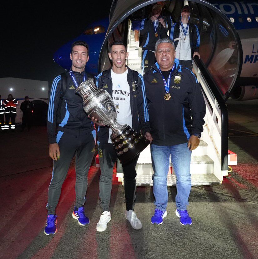 Scaloni, Di María y Tapia recién llegados en Ezeiza (@Argentina)