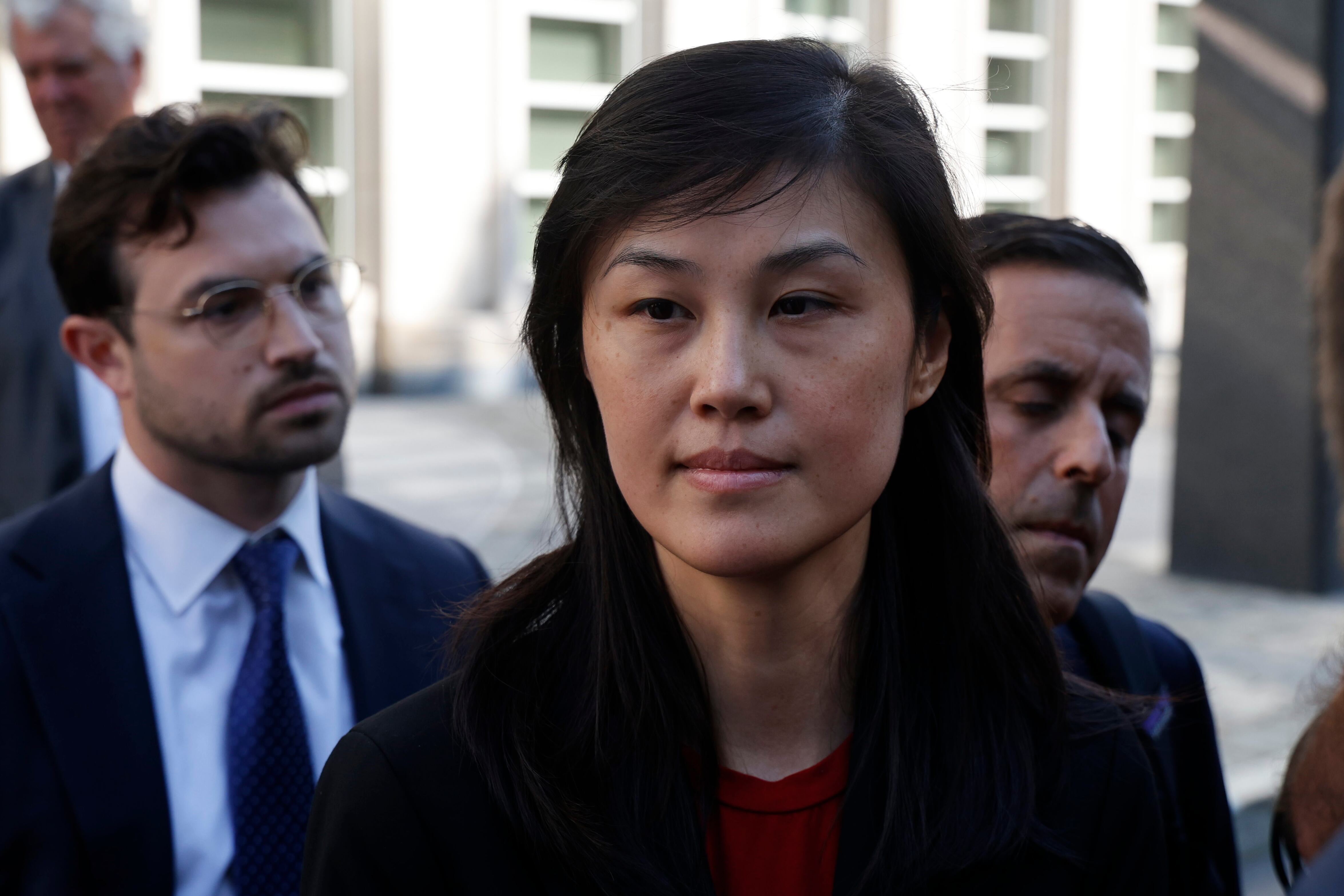 Linda Sun, exasesora de la gobernadora de Nueva York Kathy Hochul, abandona la corte federal de Brooklyn tras su comparecencia, el martes (Foto AP/Corey Sipkin)