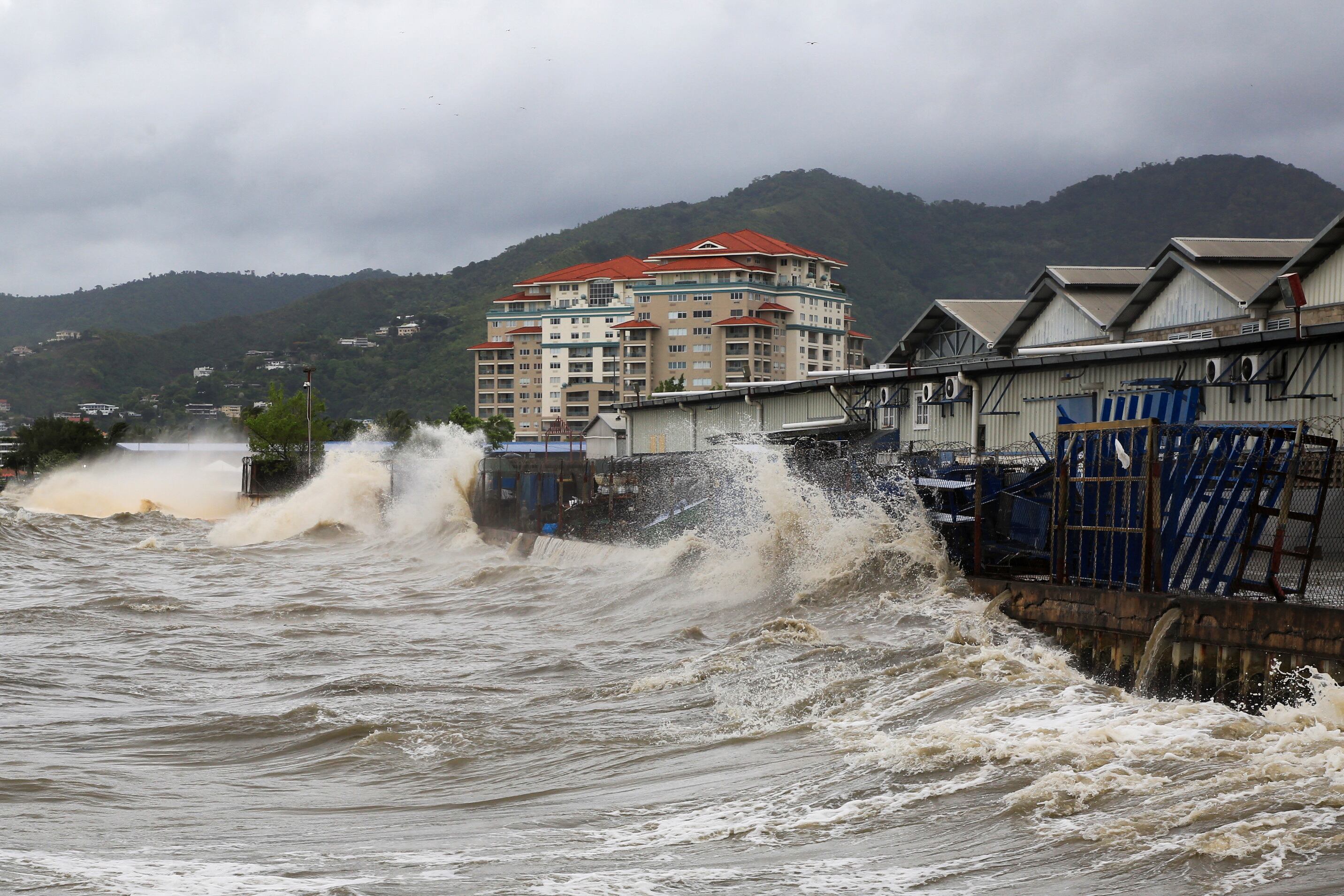 El Huracán Beryl puso en alerta a las islas del Caribe debido a sus vientos fuertes y marejadas ciclónicas. REUTERS/Andrea De Silva