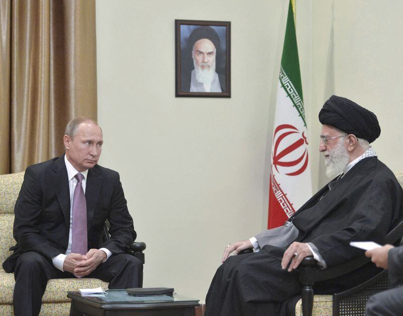 FOTO DE ARCHIVO: El presidente de Rusia, Vladimir Putin (izquierda), y el ayatolah Ali Khamenei, durante un encuentro entre los dos mandatarios celebrado en Teherán, Irán, el 23 de noviembre de 2015 (REUTERS/Alexei Druzhinin/Sputnik/Kremlin)