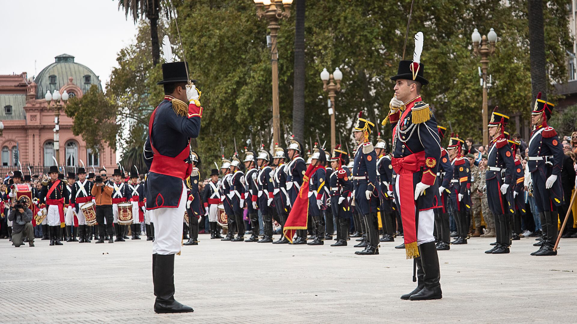 Historico cambio de guardia en Plaza de Mayo. Granaderos, Patricios e Iriarte