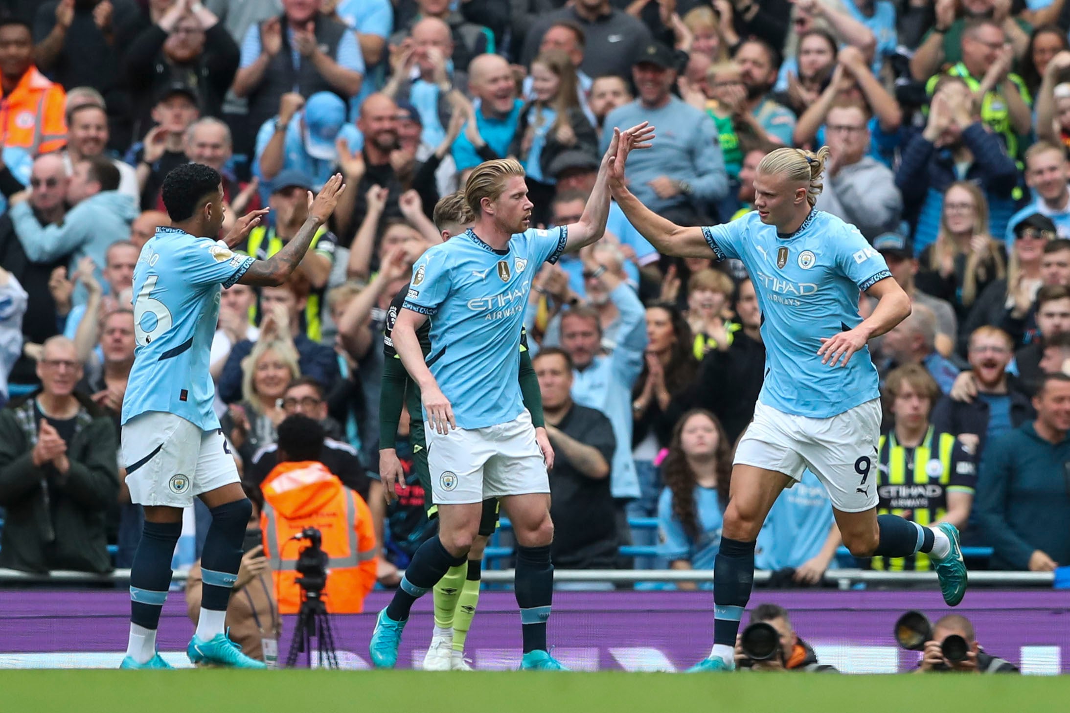 Erling Haaland festeja uno de sus goles ante el Brenford por la fecha 4 de la Premier League (AP Foto/Scott Heppel)