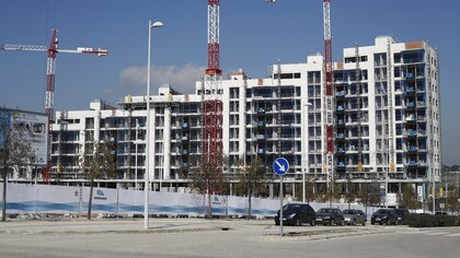 Falta suelo: la escasez de terreno residencial dispara el precio de la vivienda y expulsa a los compradores a la periferia