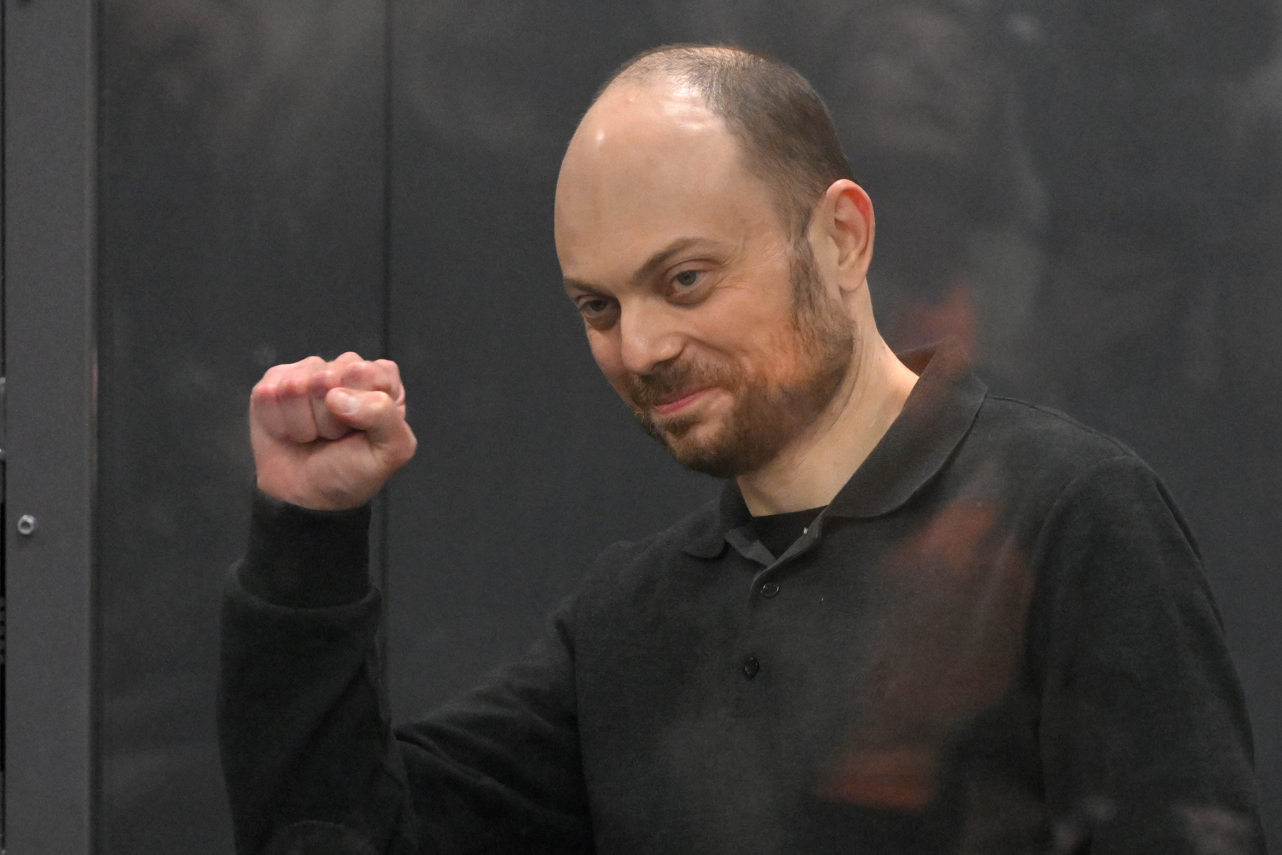 El activista opositor ruso Vladimir Kara-Murza levanta el puño en una celda de acusados en el Tribunal de la Ciudad de Moscú. (AP Foto, Archivo)