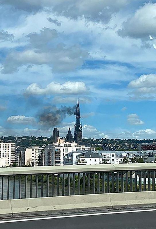 La aguja de la catedral gótica de la ciudad francesa de Ruán en Normandía se incendió durante las obras de renovación (REUTERS/Jeremy Collado)