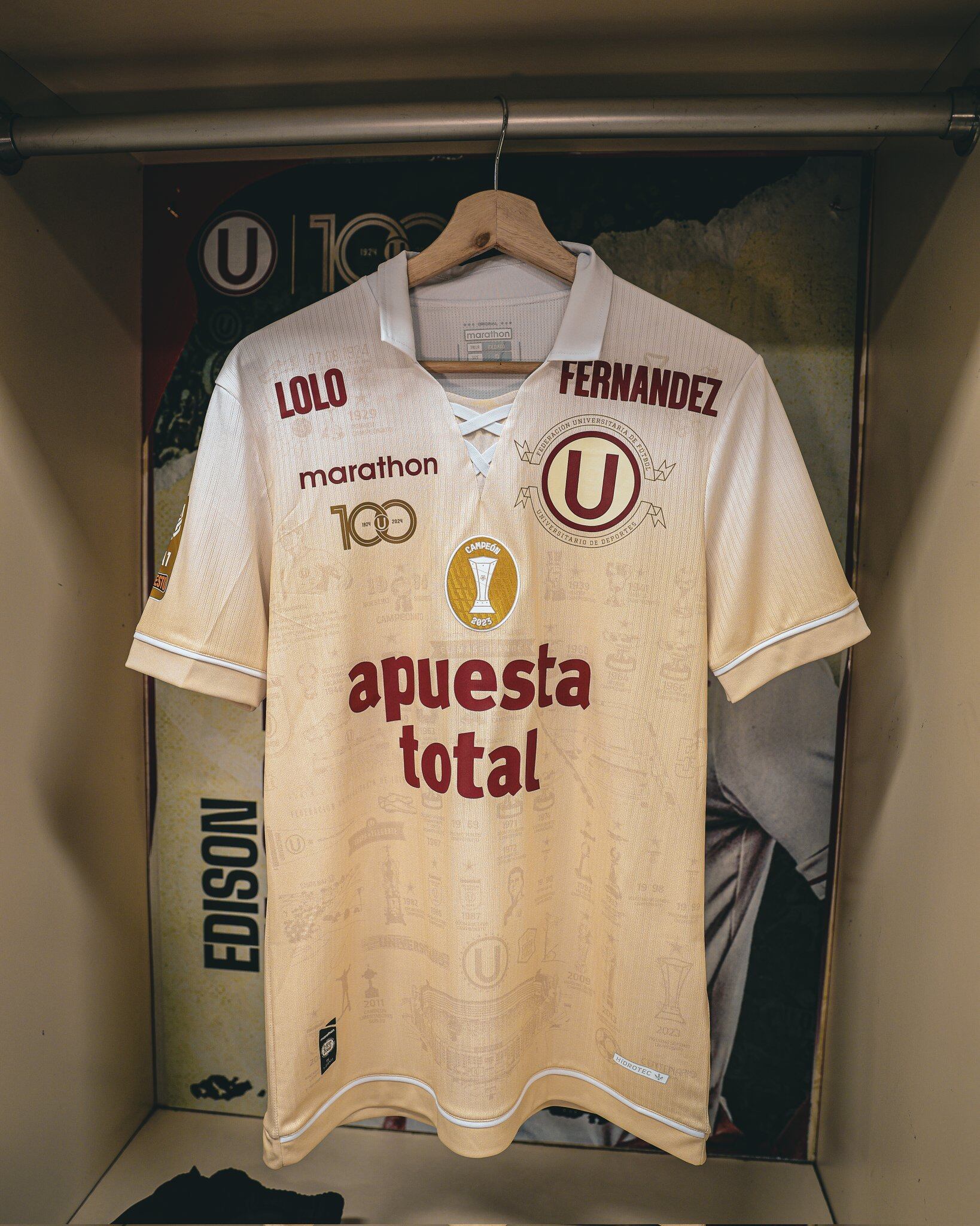 El nombre de 'Lolo' Fernández se luce en la camiseta de Universitario para el partido con la Vallejo.