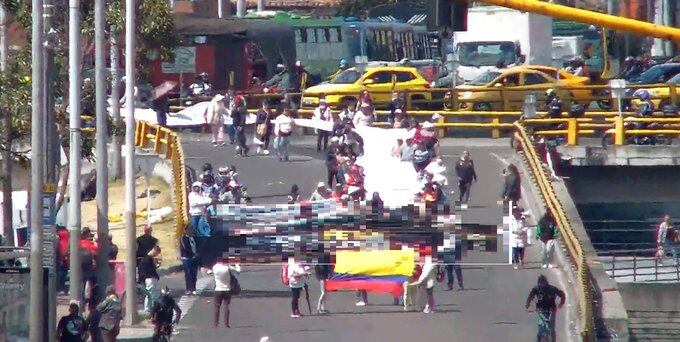 Una manifestación en la carrera 10 con calle 5 genera alto flujo vehicular en esta zona de la capital - crédito @BogotaTransito/X