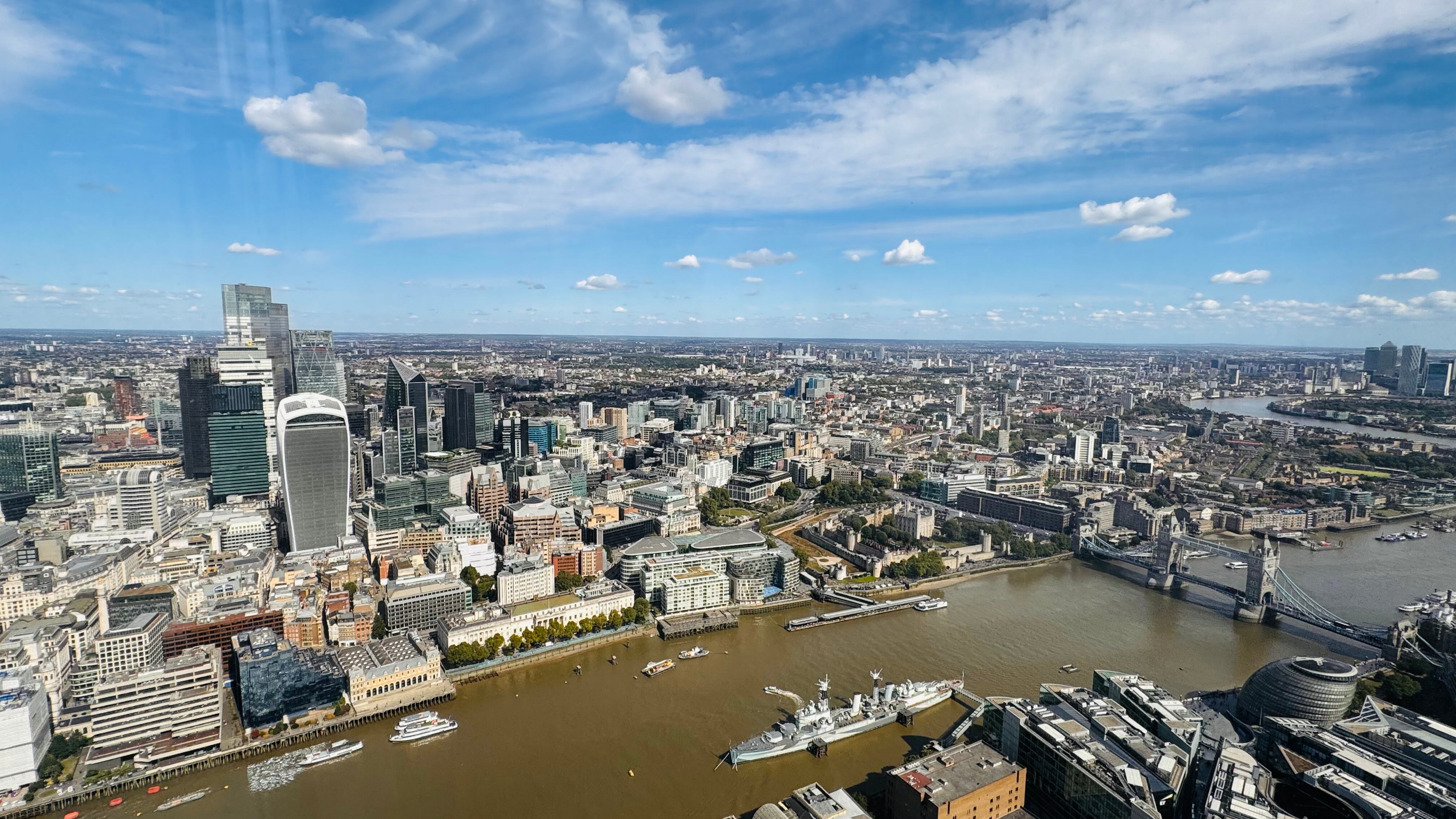 Lugares icónicos de Londres que no pueden faltar en tu visita. La capital del Reino Unido ofrece una rica mezcla de historia, cultura y modernidad. Desde el Tower of London hasta el palacio de Buckingham, un repaso por los rincones que definen esta ciudad única