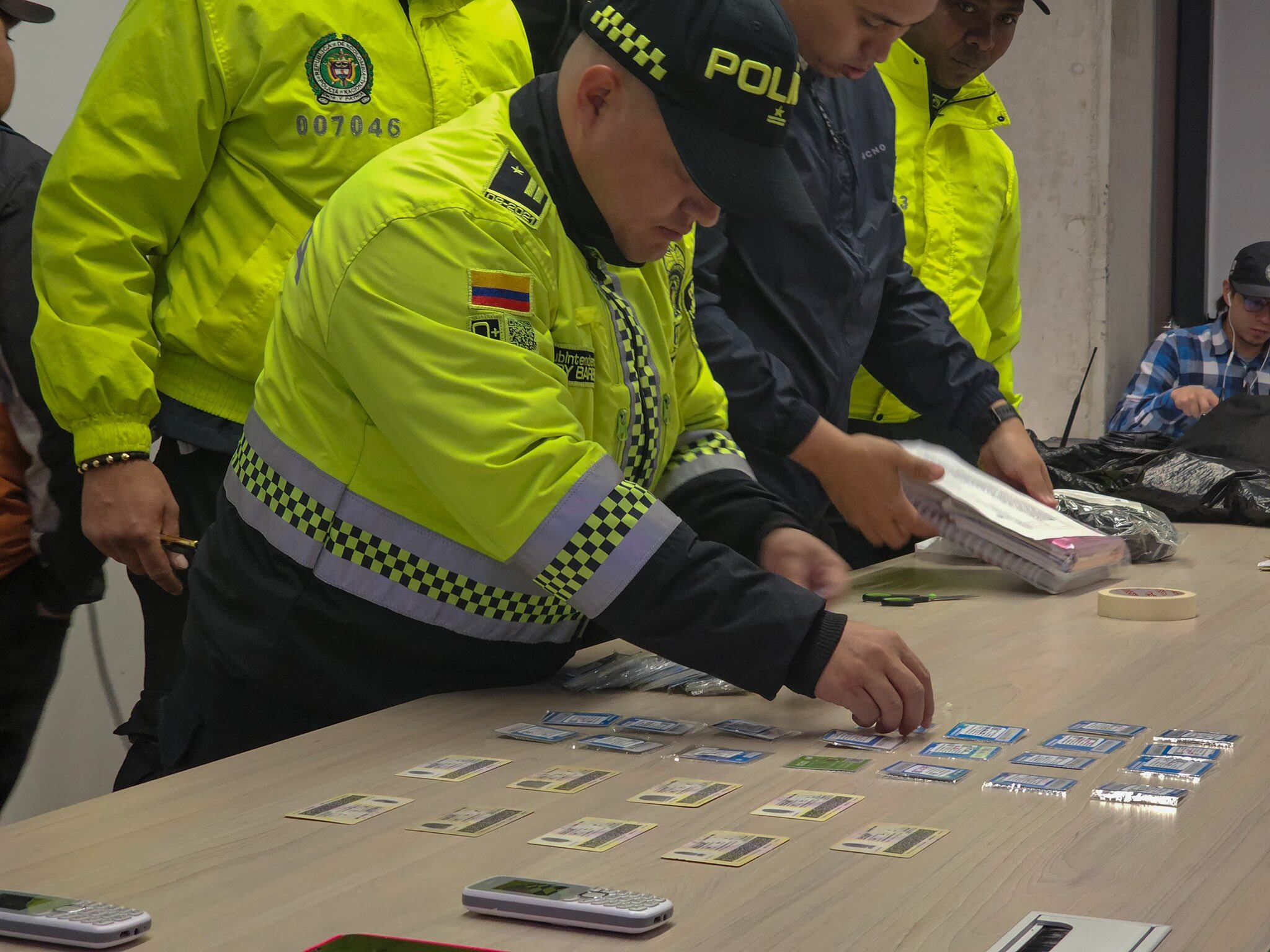 Los presuntos delincuentes tenían cuadernos con los libretos que utilizaban al llamar a extorsionar a las personas - crédito Policía de Bogotá