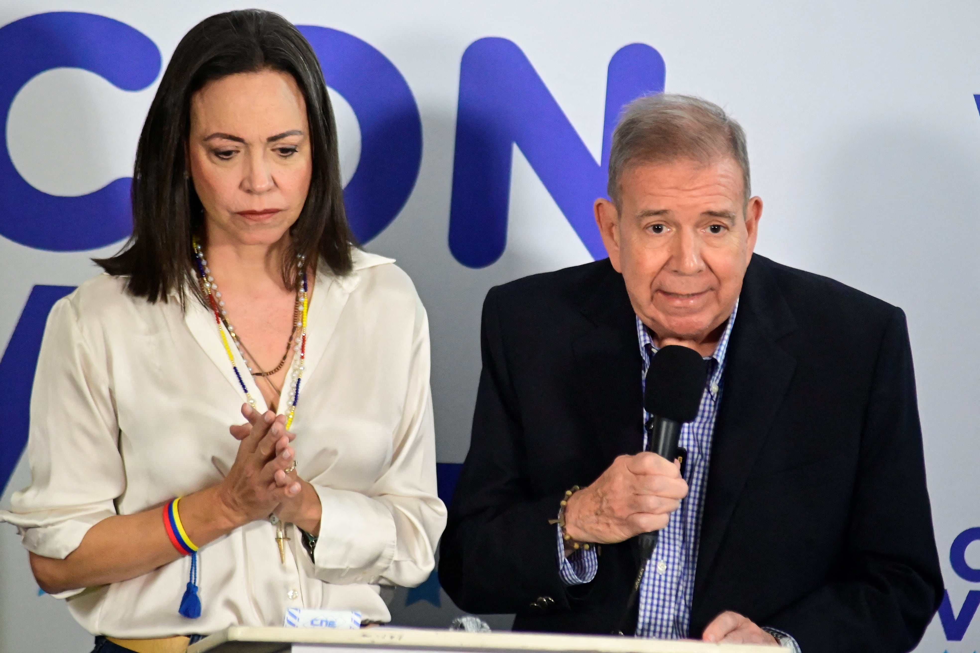 Edmundo Gonzalez Urrutia y Maria Corina Machado durante la conferencia de prensa en Caracas, tras conocer que Nicolás Maduro había hecho fraude en los comicios presidenciales