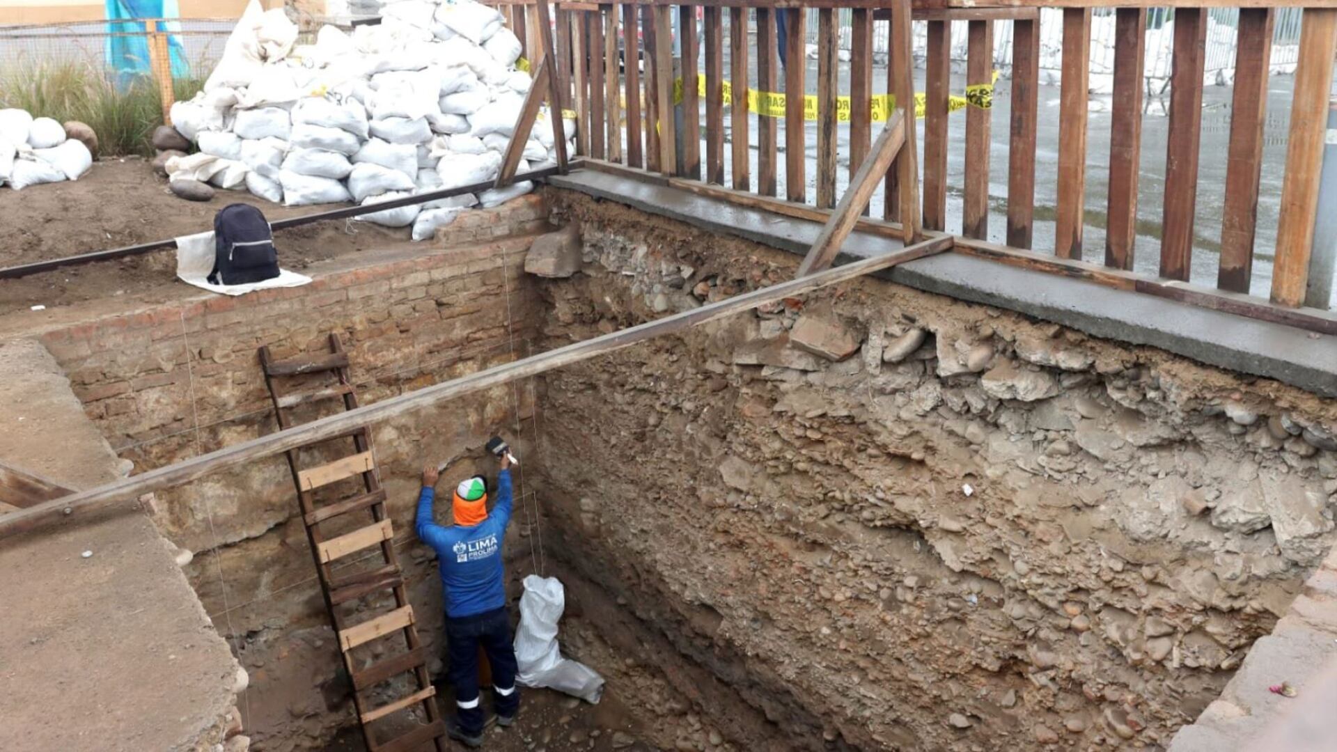 Vista de trabajos de excavación en Barrios Altos