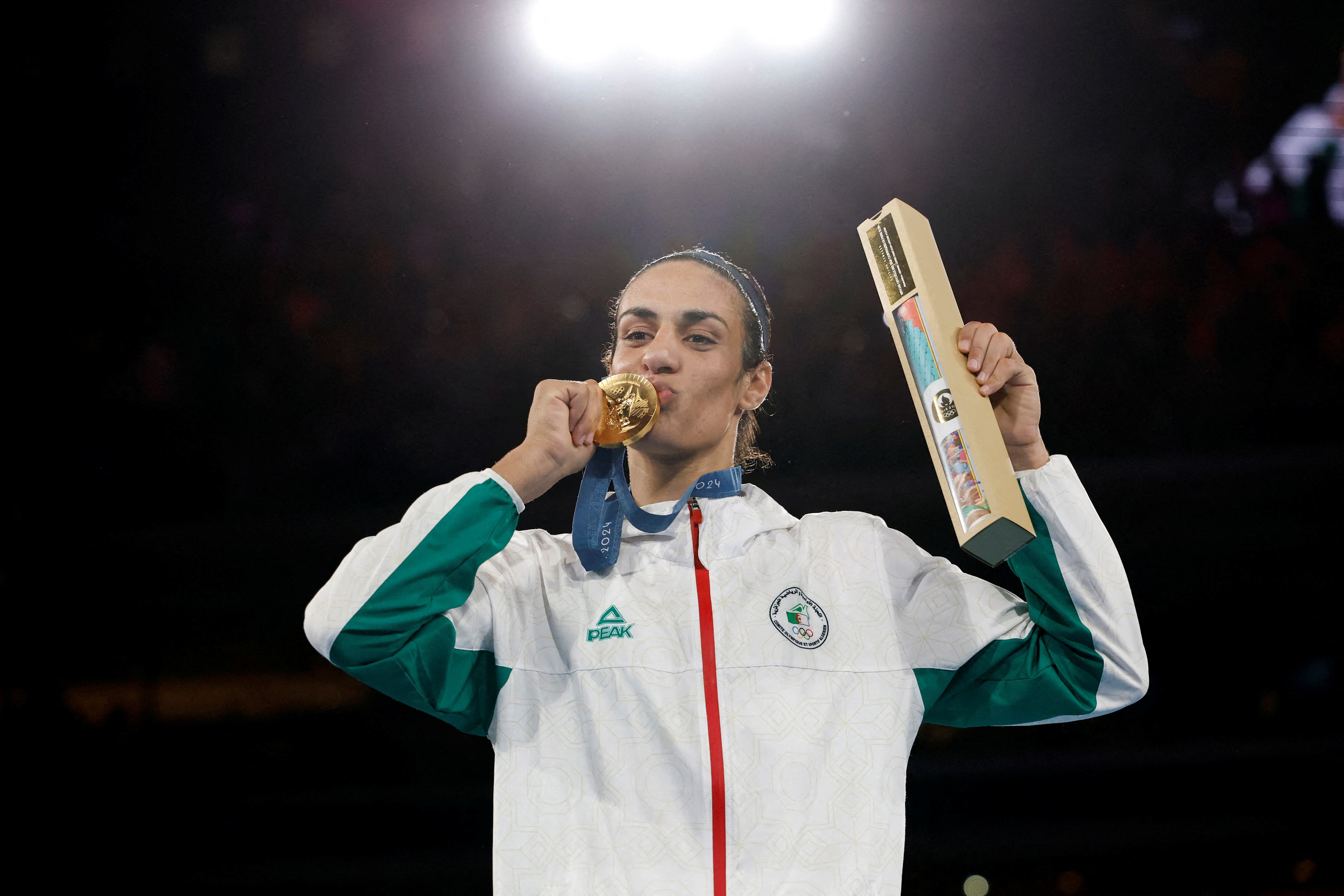 La medallista de oro, Imane Khelif, enfrenta desinformación y ataques en redes sociales tras sus victorias en los Juegos Olímpicos (TPX IMAGES OF THE DAY)