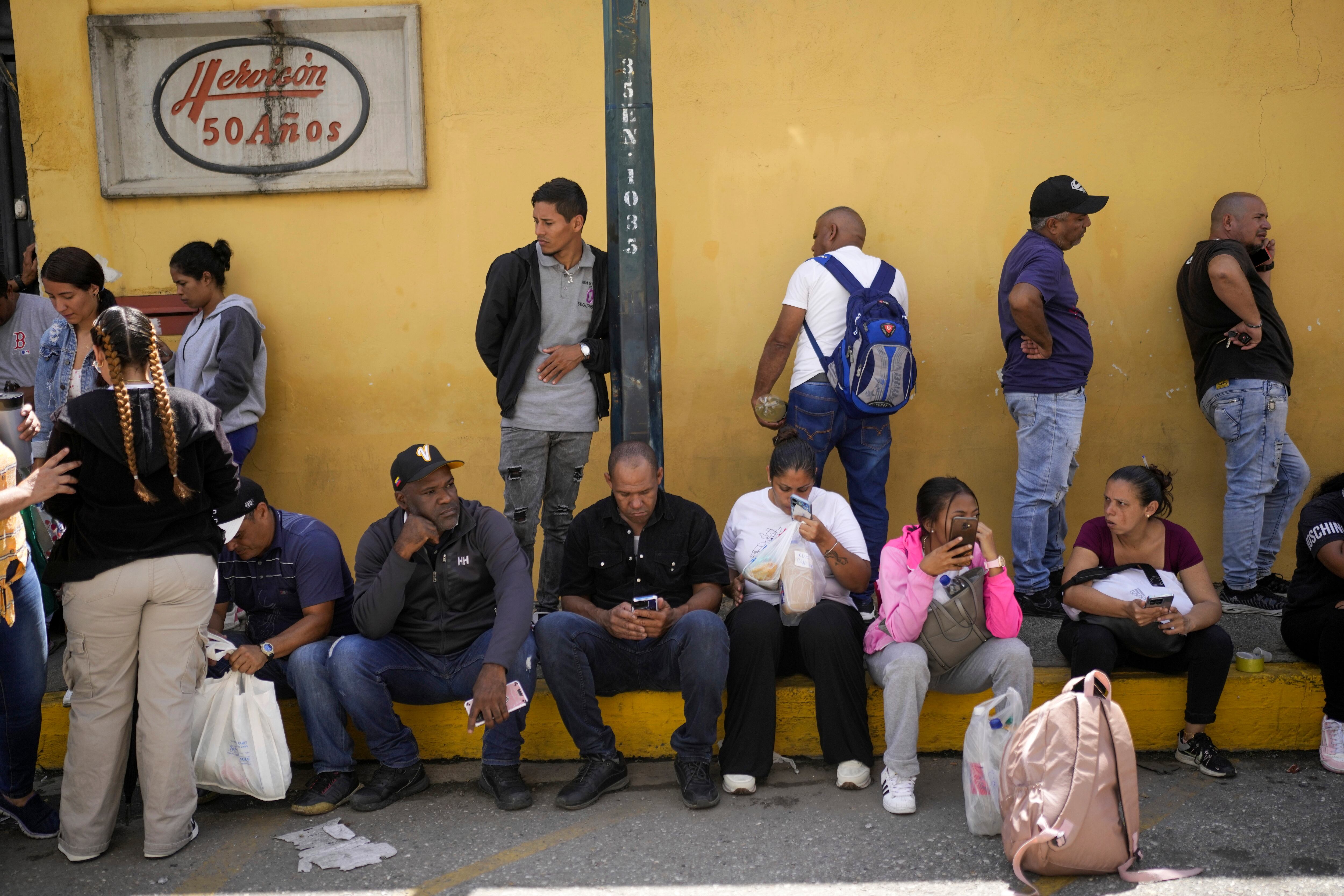 La ONG advirtió que las autoridades no brindan a los familiares de los presos información actualizada de su paradero y el régimen de visitas (AP)