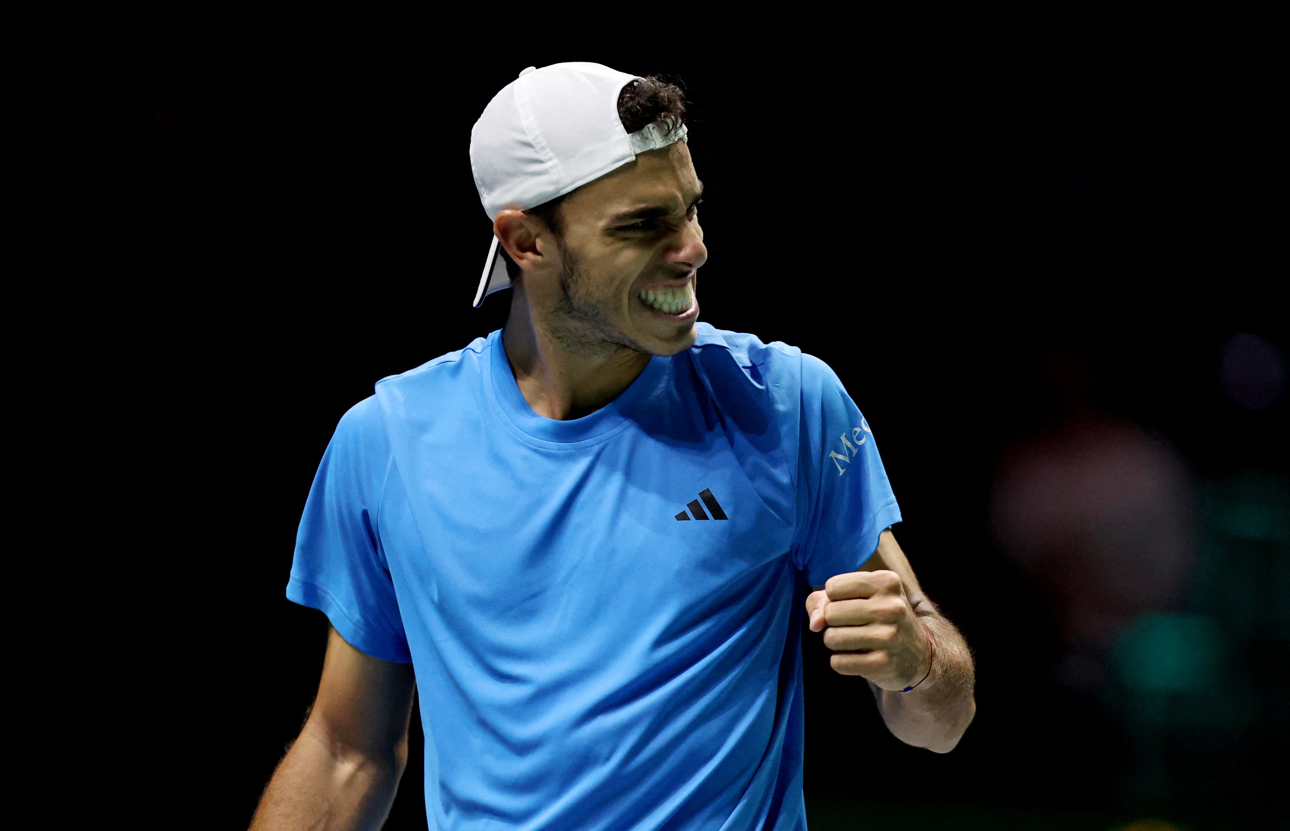 Francisco Cerúndolo celebra uno de sus puntos clave en el duelo ante Jack Draper en el AO Arena de Manchester por la Copa Davis. Argentina y Gran Bretaña buscan la clasificación a las finales de Málaga. (Foto Reuters/Craig Brough)