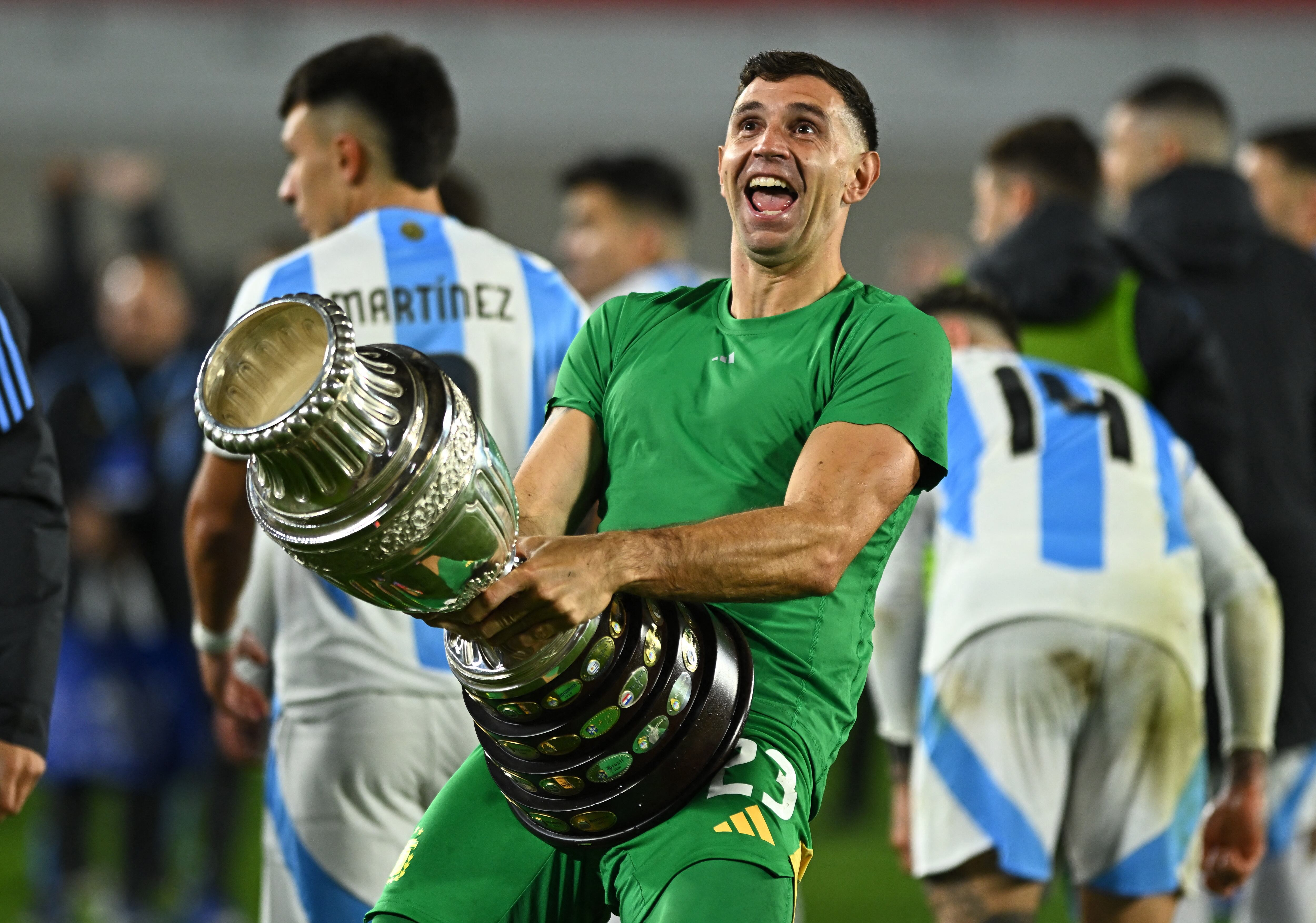 El Dibu Martínez celebró junto a sus compañeros tras el triunfo ante Chile (REUTERS/Rodrigo Valle)