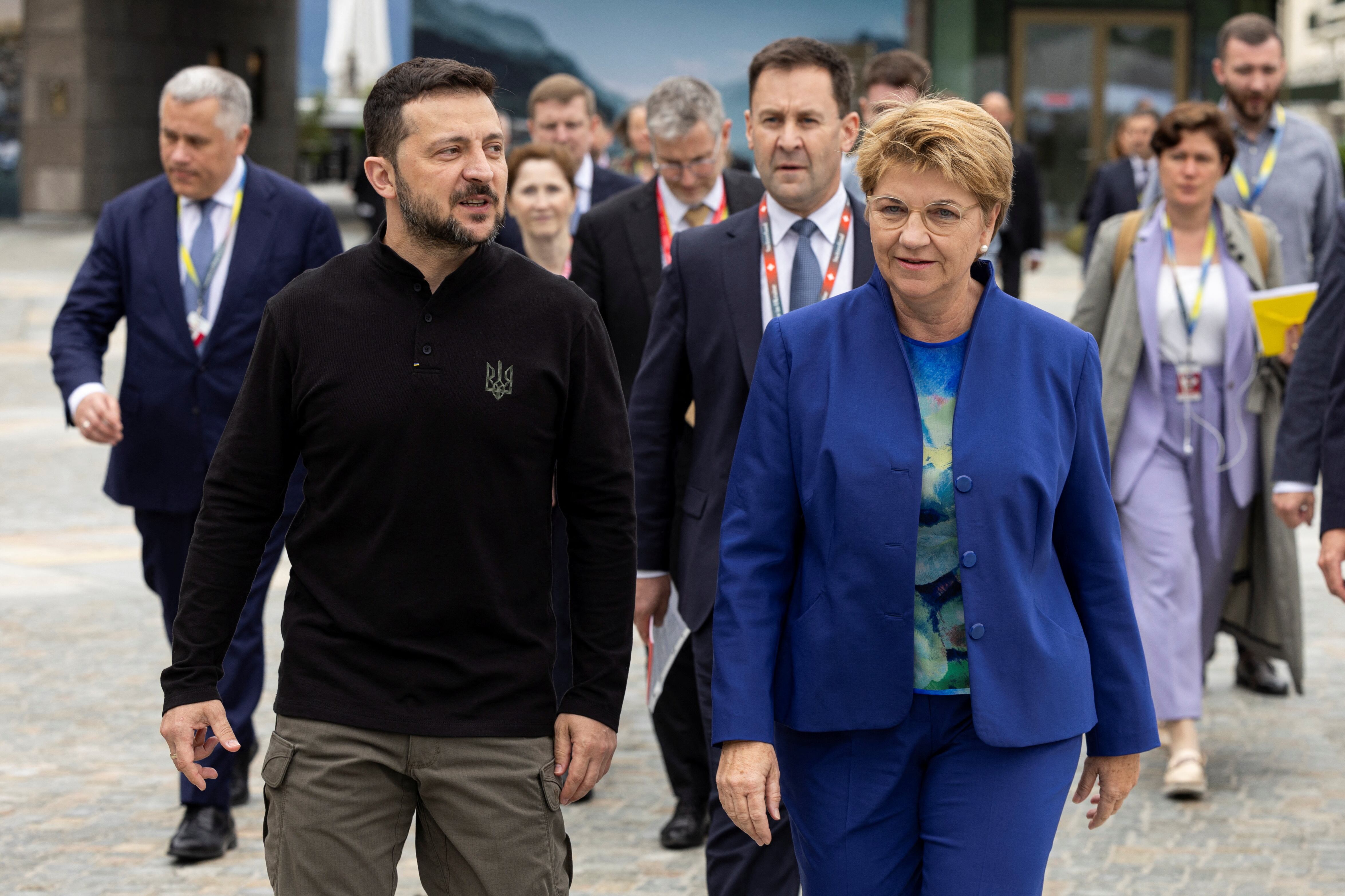 Volodimir Zelensky, presidente de Ucrania; y su par de Suiza, Viola Amherd (MICHAEL BUHOLZER/Pool via REUTERS)