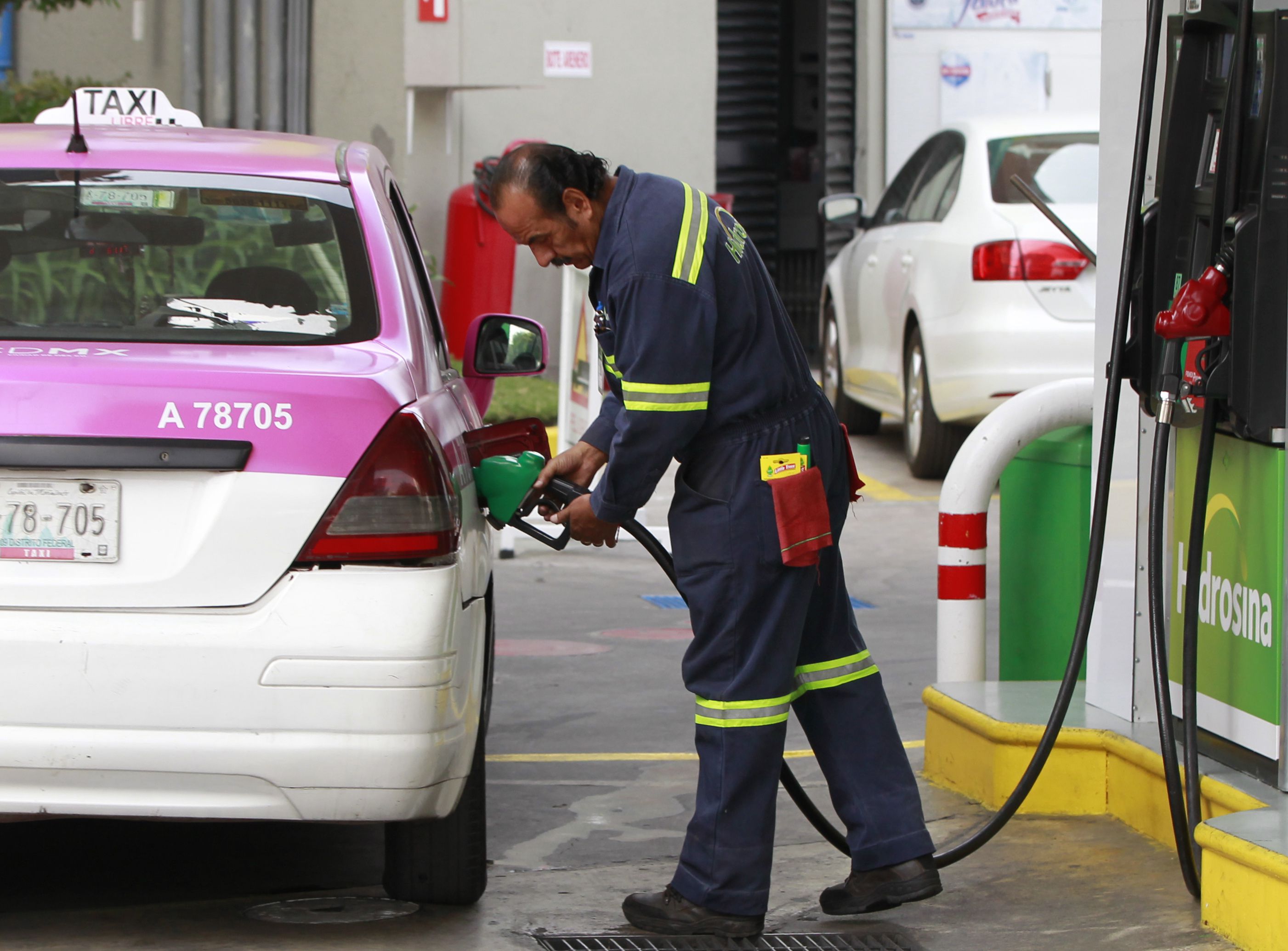 La CRE y la Profeco informan constantemente sobre los precios de los combustibles. (EFE/Mario Guzmán)