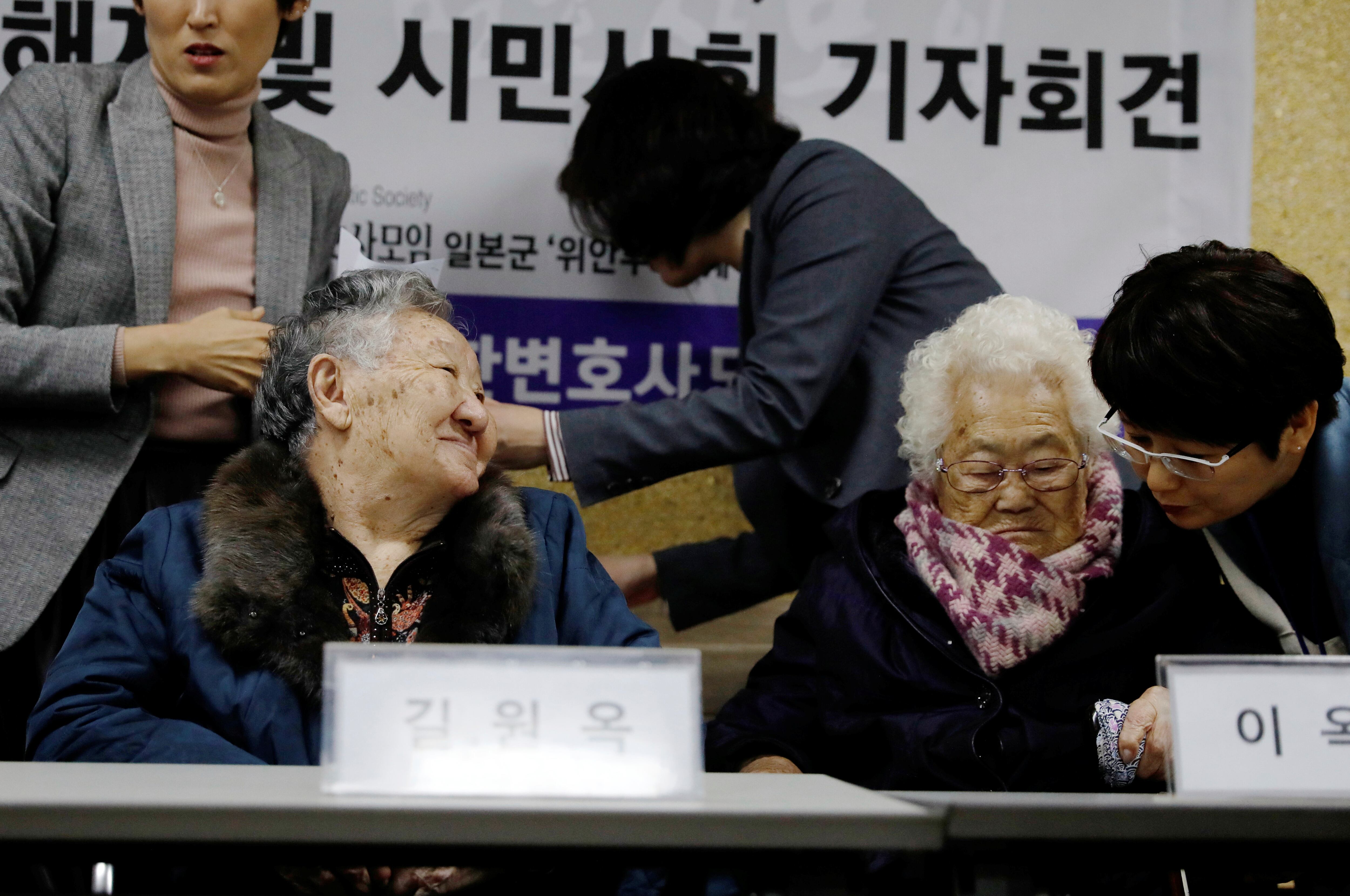 Las sobrevivientes surcoreanas de las llamadas "comfort women" Lee Ok-sun y Gil Won-ok, durante una conferencia en Seul, Corea del Sur, en noviembre de 2019. (REUTERS/Kim Hong-Ji)