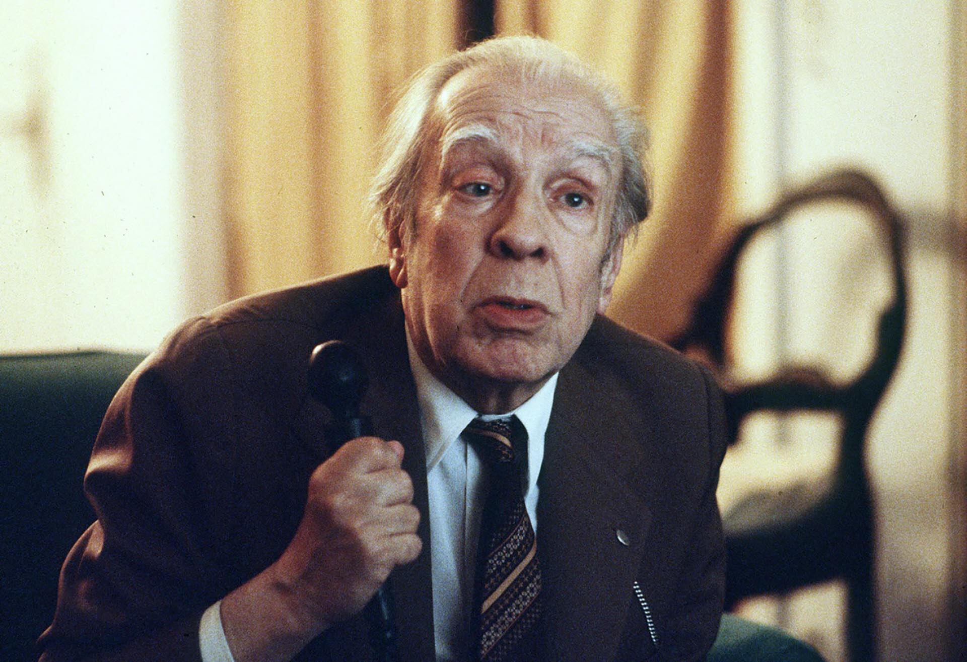 El escritor argentino Jorge Luis Borges tuvo una miopía severa desde niño, que le fue produciendo una pérdida gradual de la visión
 (AP)