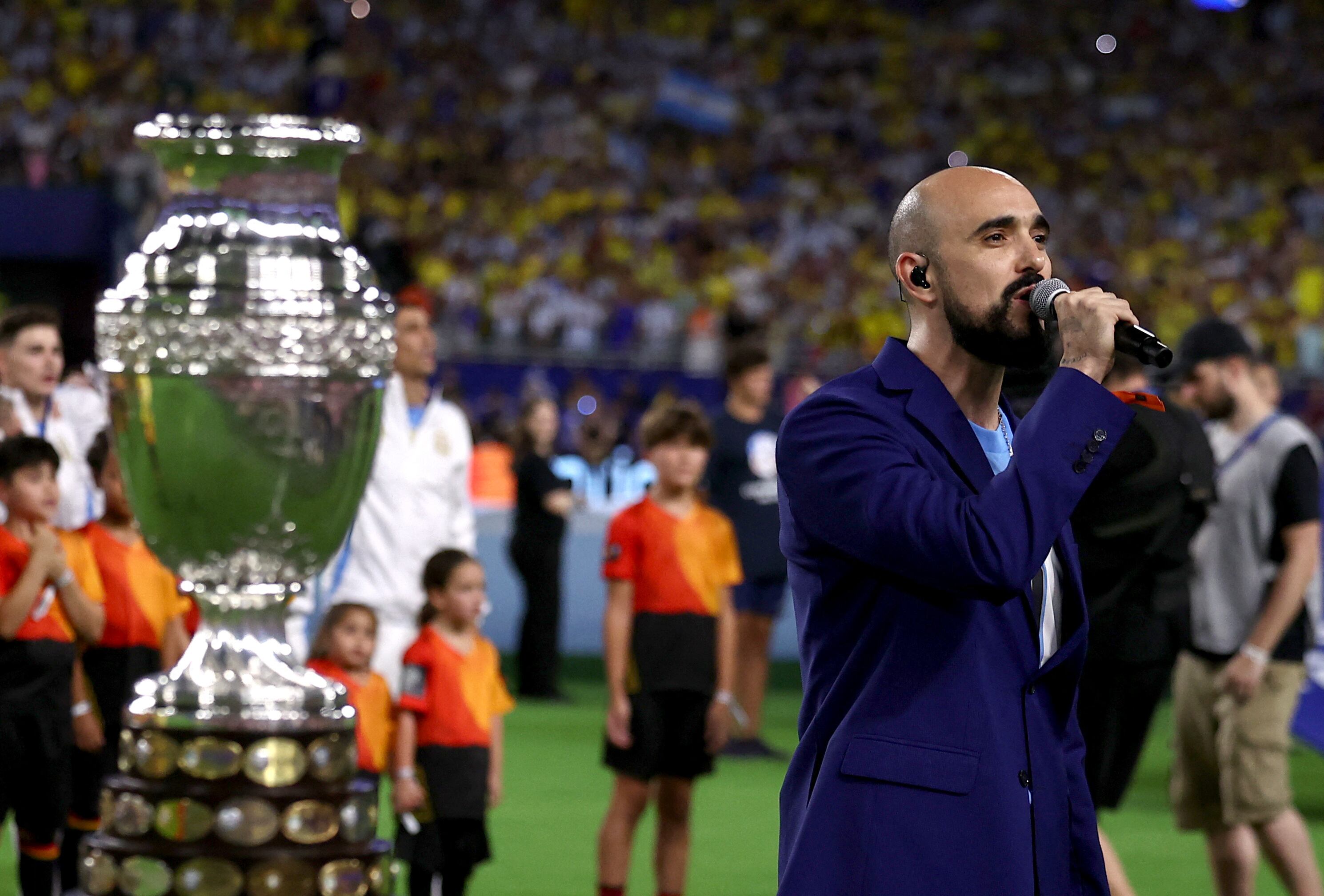 Abel Pintos cantó el himno de Argentina antes del comienzo del partido (REUTERS/Agustin Marcarian)