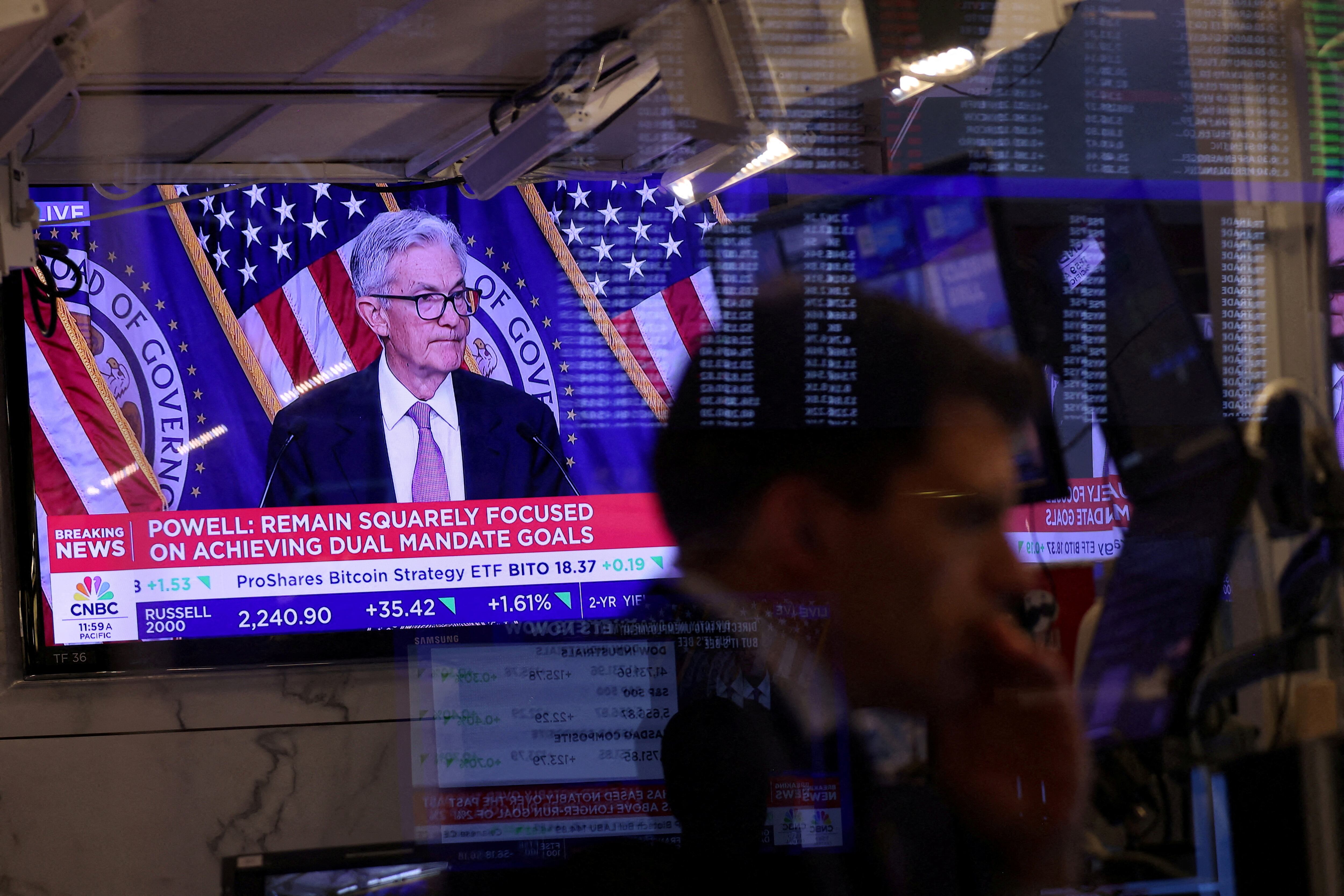 El anuncio de Jerome Powell del recorte de tasas en un monitor en la Bolsa de Nueva York. (REUTERS/Andrew Kell)