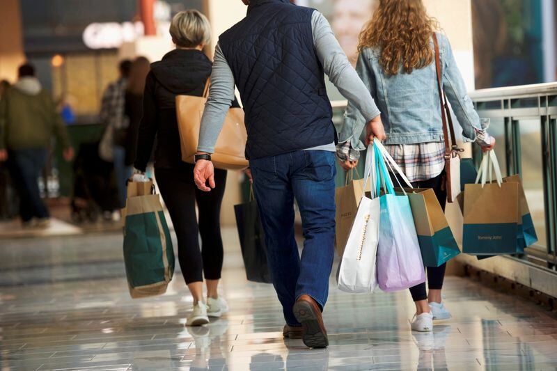 Los centros comerciales, incluso hoy, siguen atrayendo a los Millennials y la Generación Z gracias a su transformación en espacios multifuncionales. (REUTERS/Mark Makela/Archivo)