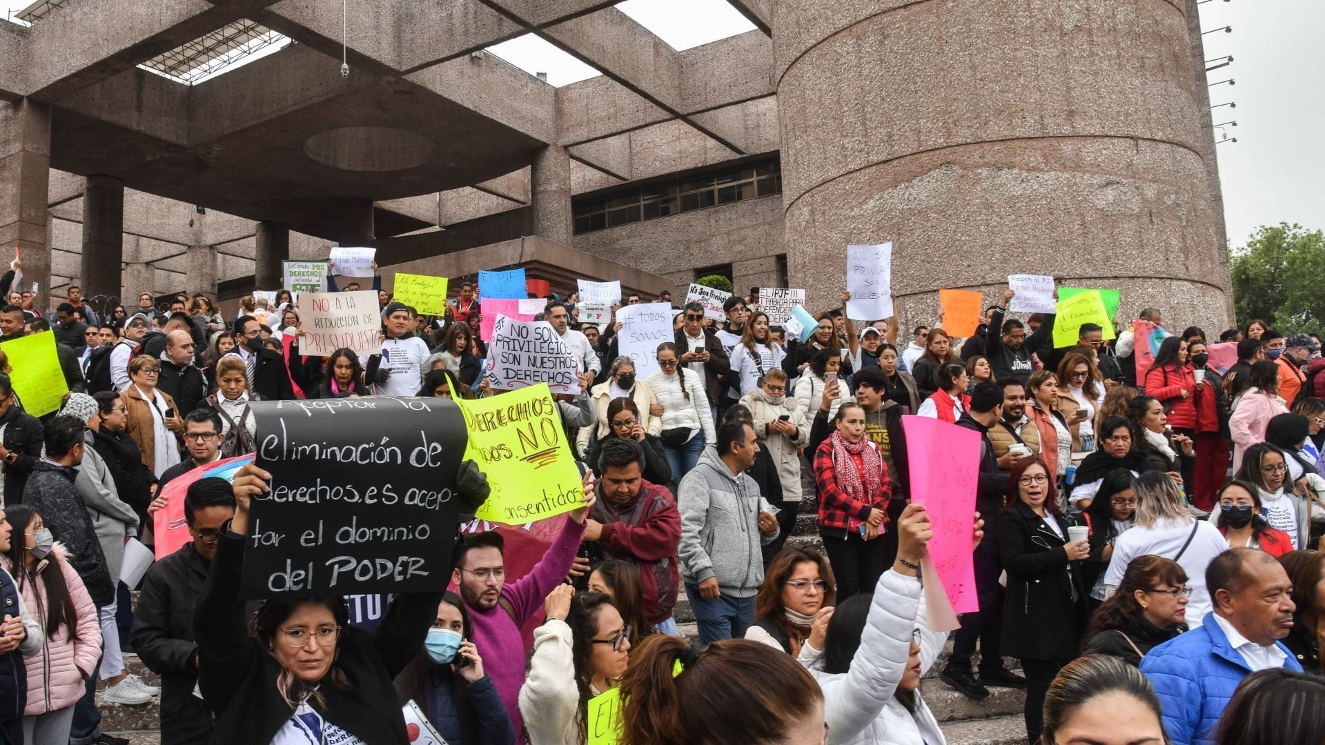 Trabajadores se manifiestan en contra de la reforma propuesta por AMLO. FOTO: MARIO JASSO/CUARTOSCURO.COM