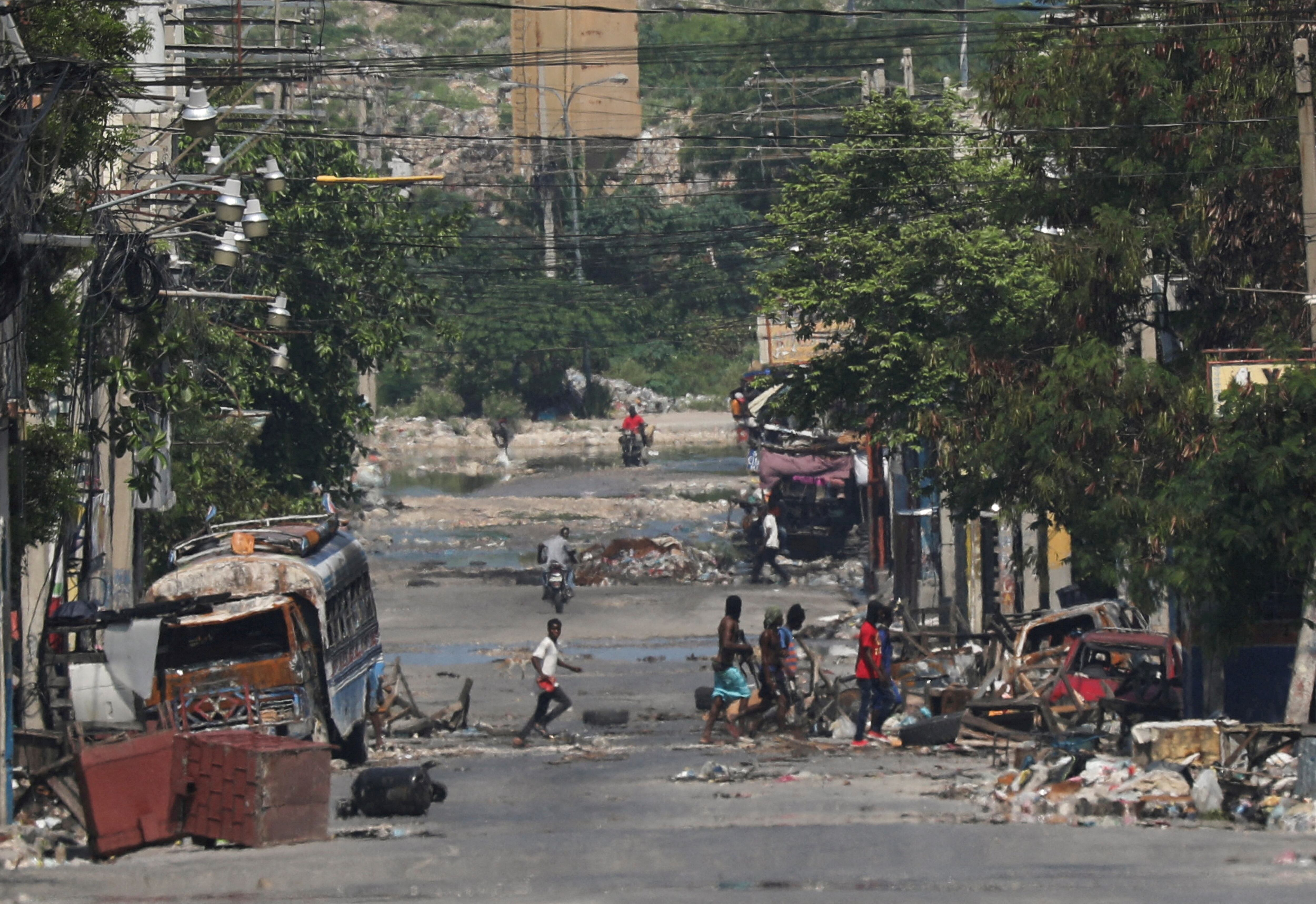 Bandas armadas se mueven con impunidad a escasas calles del Palacio Presidencial en Puerto Príncipe