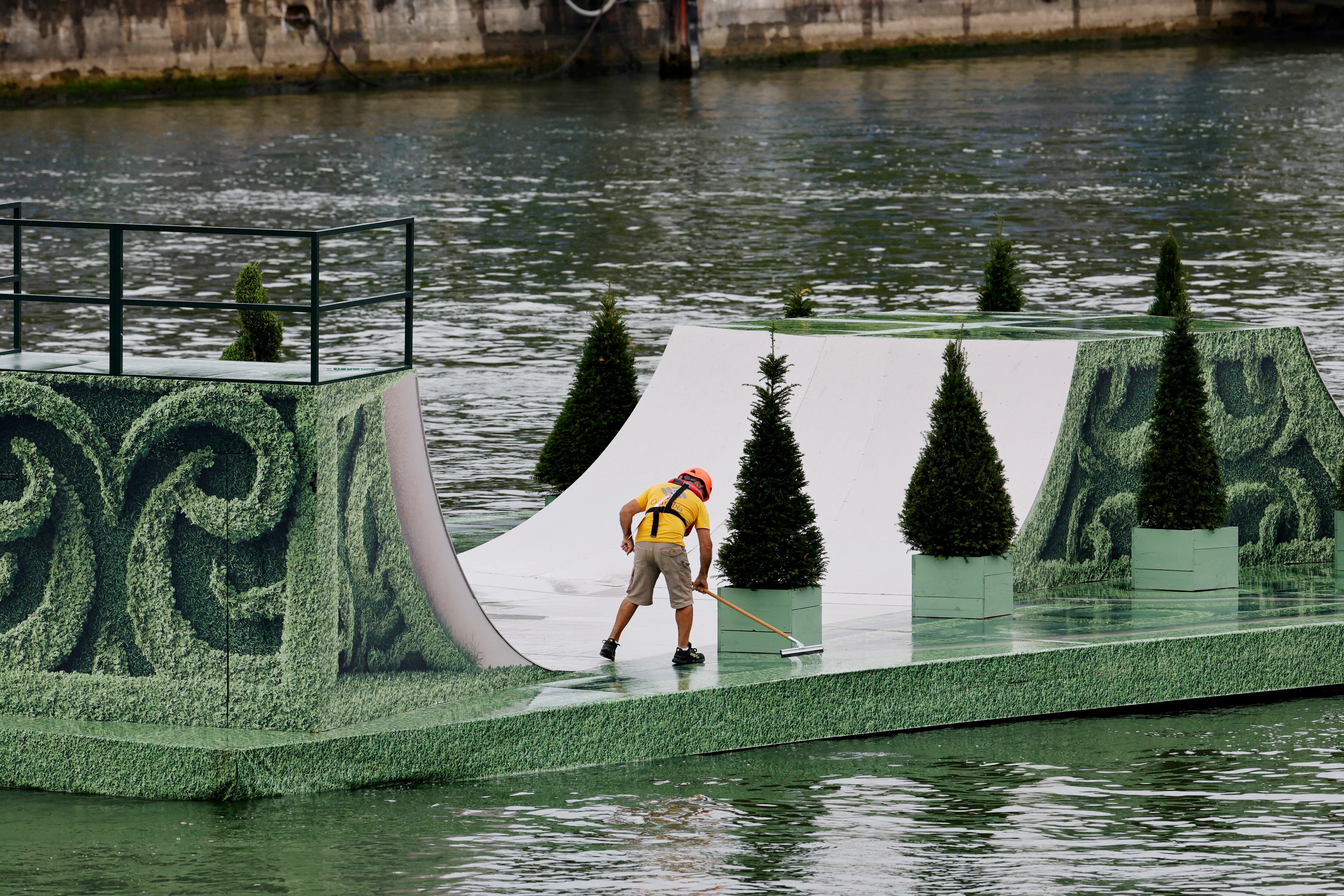 La plataforma preparada en el rio Sena para uno de los espectáculos que tendrá la ceremonia (Foto: Reuters/Stefan Wermuth)