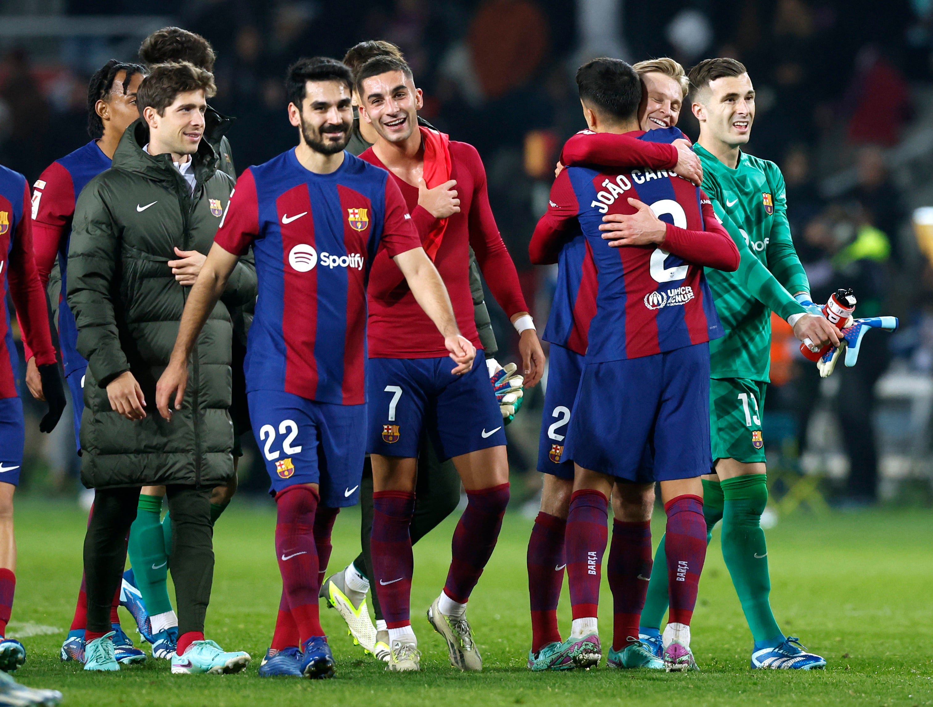 Ilkay Gundogan y Ferrán Torres luego de un encuentro del Barcelona (REUTERS/Albert Gea)