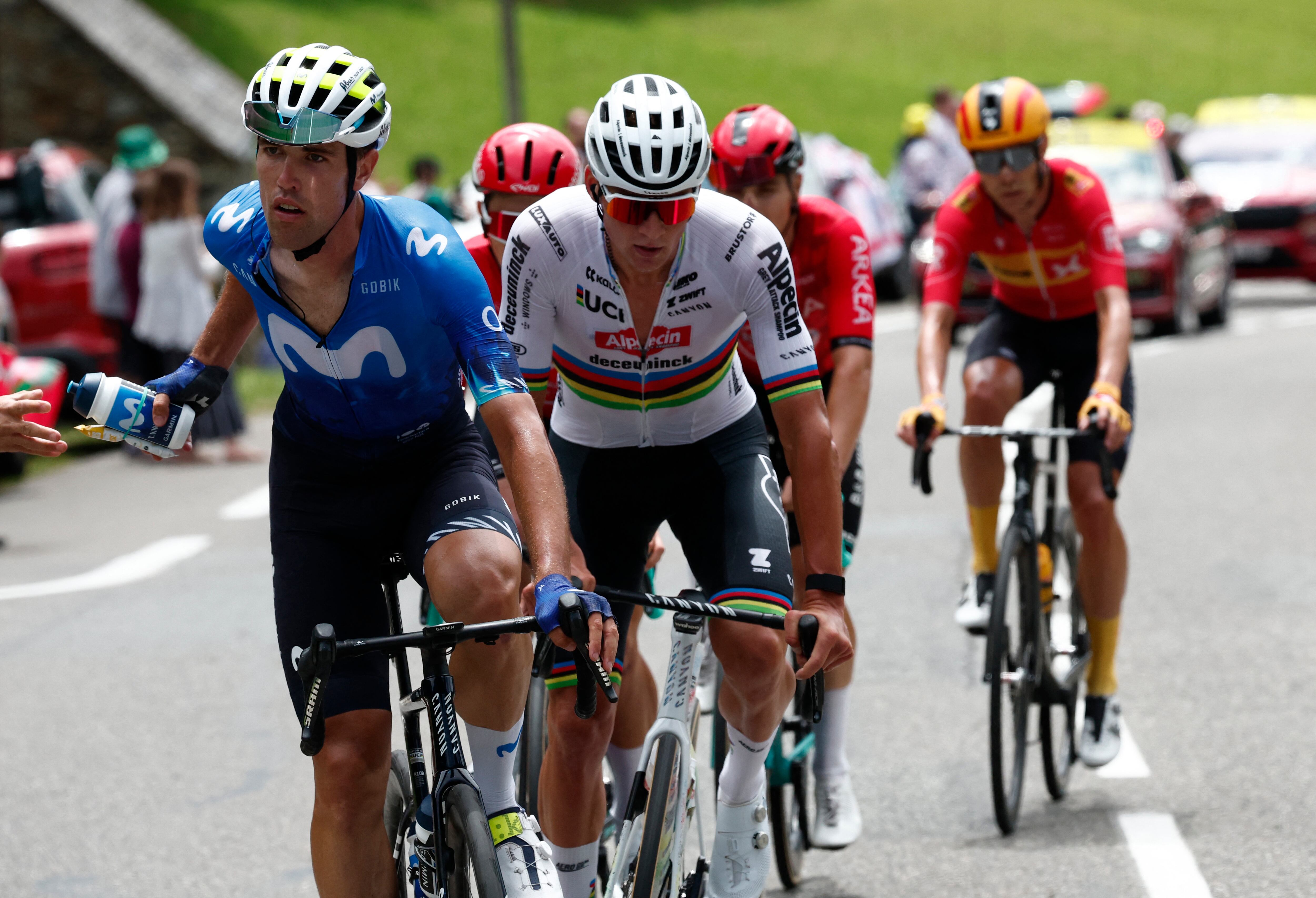 Mathieu Van Der Poel del Alpecin - Deceuninck y Oier Lazkano del Movistar Team en acción a la subida del Tour de Courmalet crédito - Stephane Mahe/REUTERS