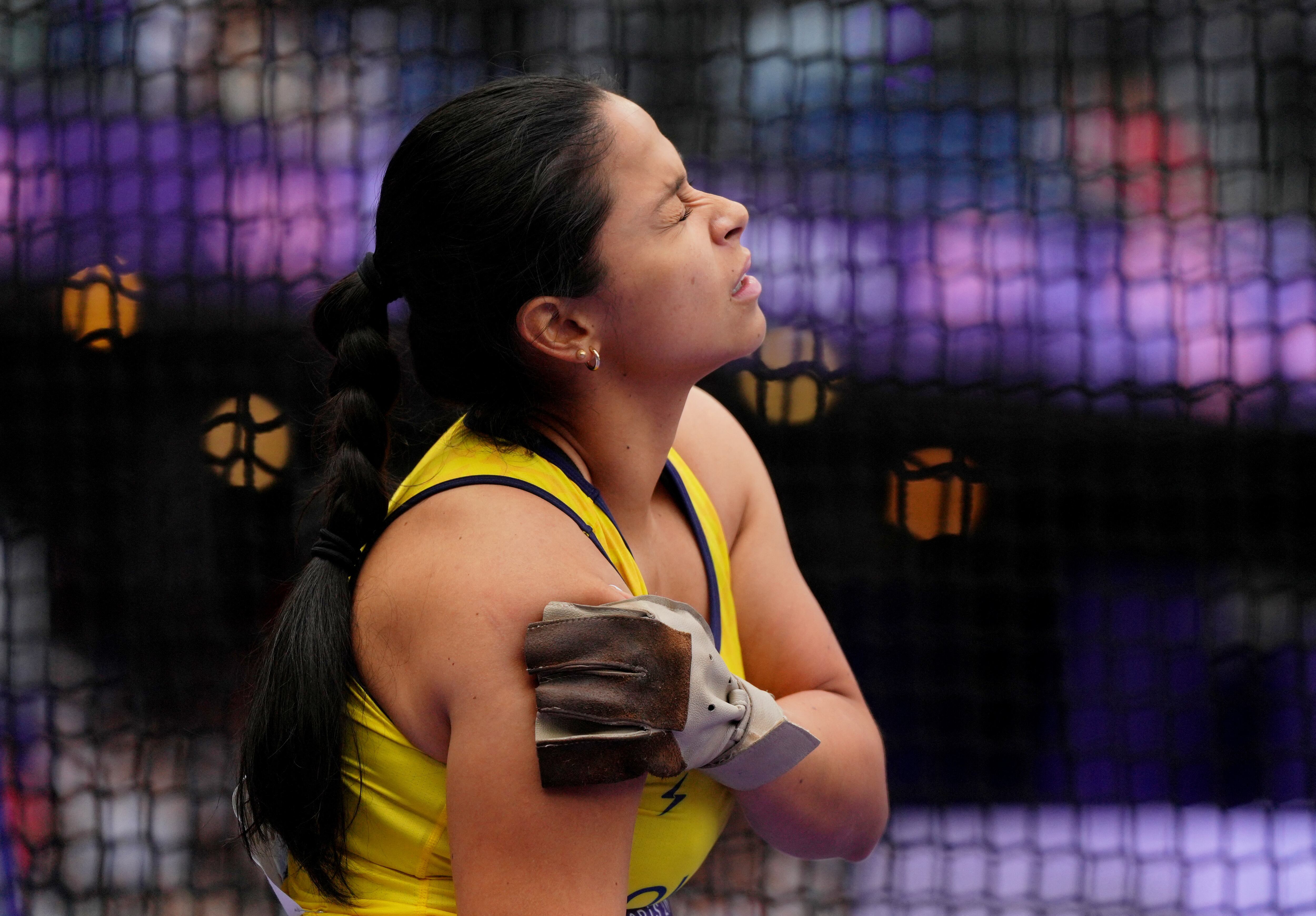 Paris 2024 Olympics - Athletics - Women's Hammer Throw Qualification-Gp A - Stade de France, Saint-Denis, France - August 04, 2024. Mayra Gaviria of Colombia sustains an injury REUTERS/Aleksandra Szmigiel