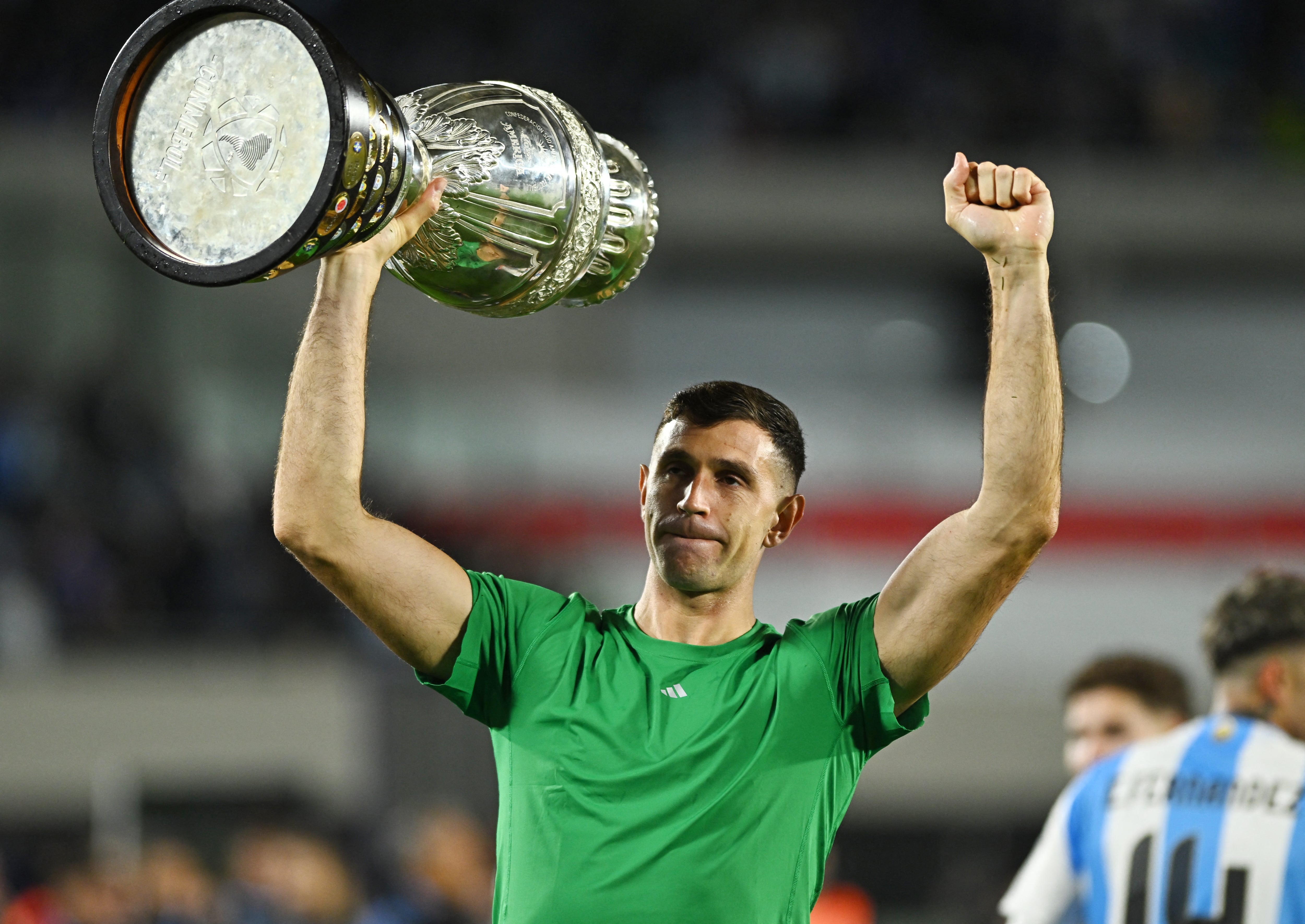 El Dibu Martínez, ya sin su buzo, durante los festejos luego de la victoria ante Chile (REUTERS/Rodrigo Valle)