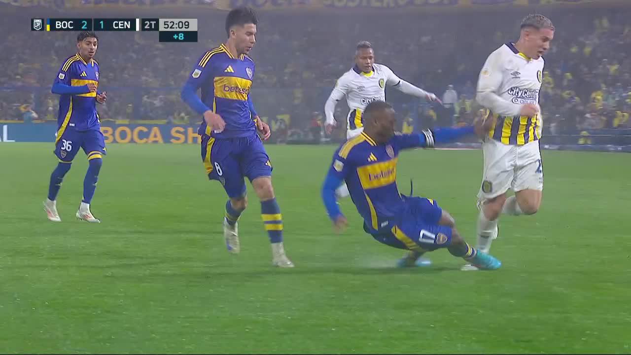 Luis Advíncula le cometió infracción dentro del área a Enzo Copetti. Jorge Baliño ignoró un penal para Rosario Central en el final del partido ante Boca Juniors (Captura video)