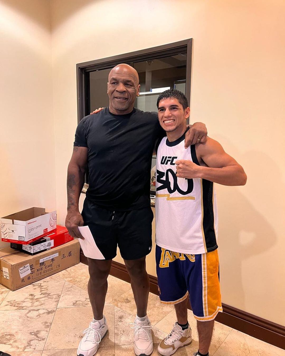 Fernando Puma Martínez con su ídolo Mike Tyson