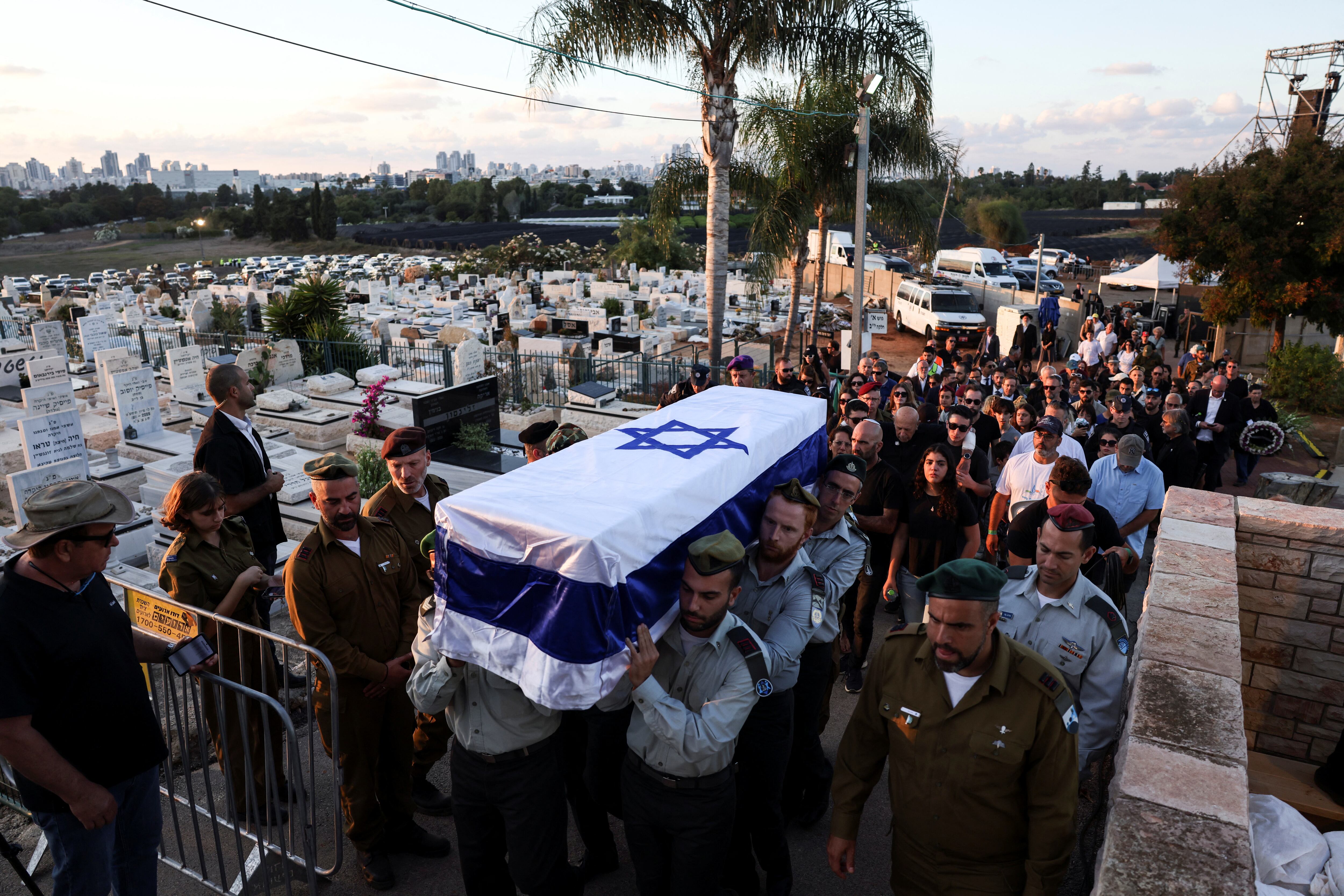 Amigos y familiares de Ofir Libstein, que fue jefe del Consejo Regional de Sha'ar HaNegev y murió en defensa de su comunidad en el kibutz Kfar Aza, lloran en su funeral en Even Yehuda el 18 de octubre de 2023